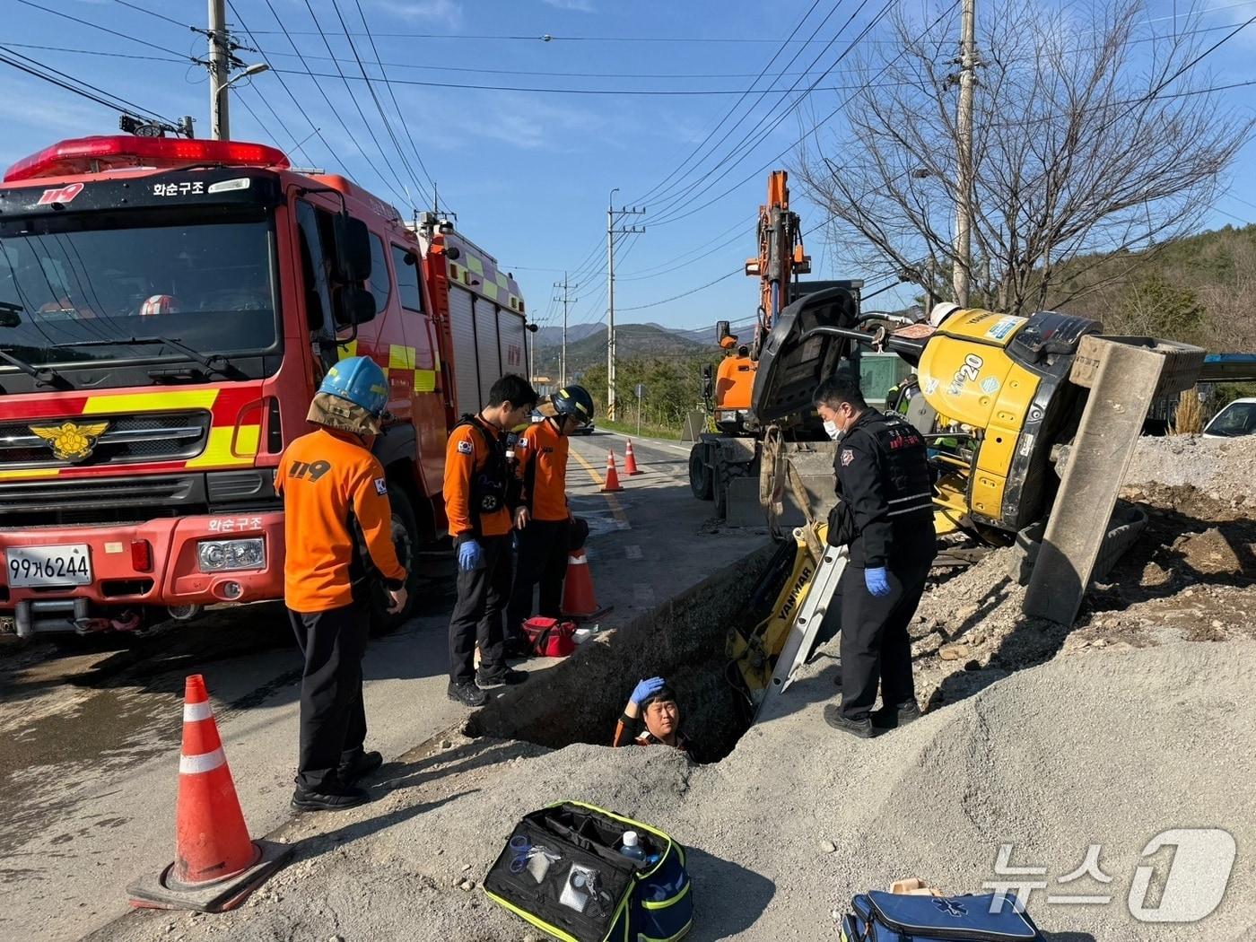 본문 이미지 - 8일 오후 전남 화순 오수관시설 공사 현장에서 소방당국이 2m 깊이로 추락한 작업자를 구조하고 있다.(사진=전남소방본부 제공. 재판매 및 DB 금지.) 2026.4.8