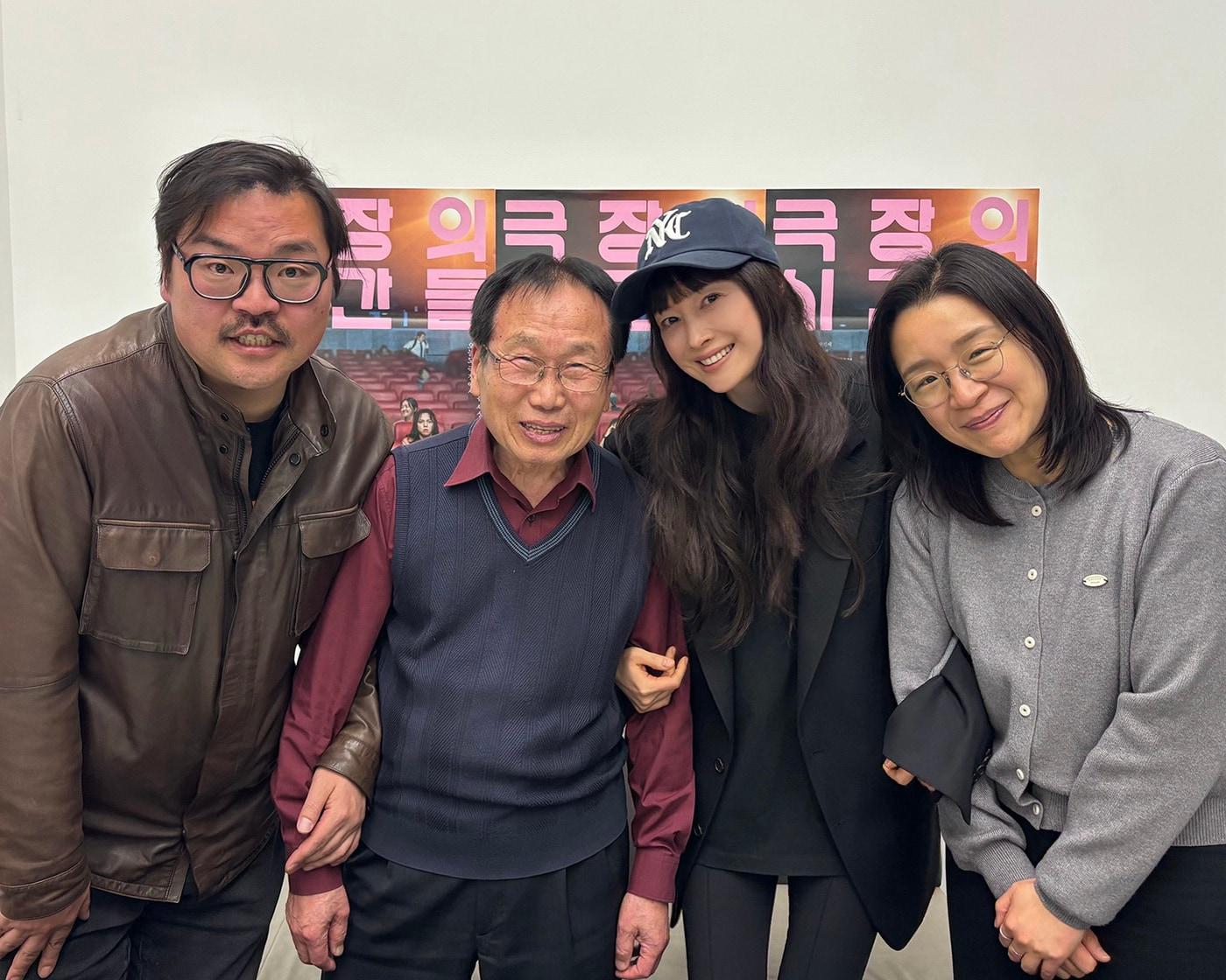 본문 이미지 - '극장의 시간들' / 왼쪽부터 이종필 감독, 홍성희 영화 기사, 배우 이나영, 윤가은 감독