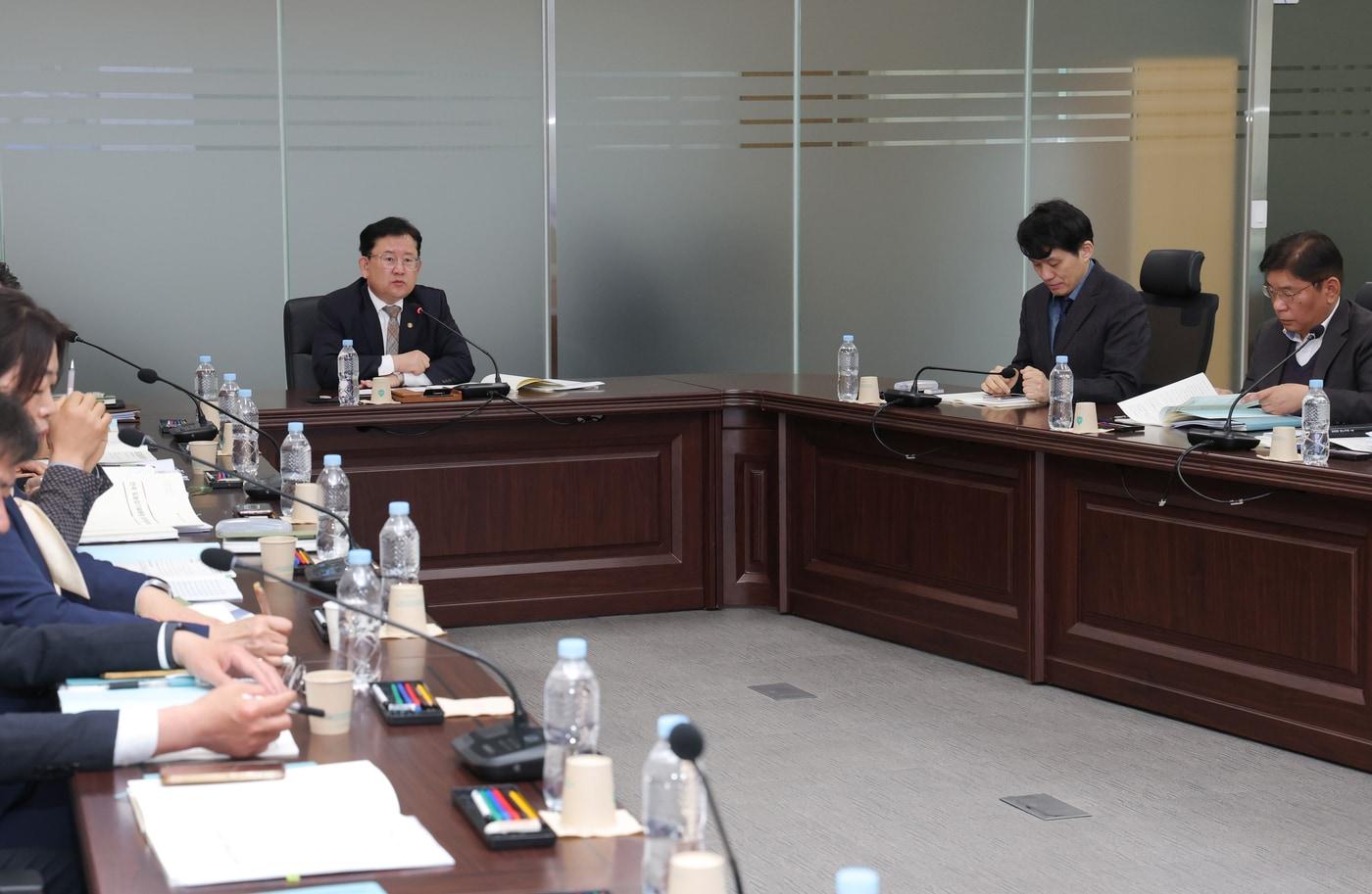 본문 이미지 - 이승돈 농촌진흥청장이 8일 전북 전주시 농진청 영농종합상황실에서 도 농업기술원장들과 업무 회의를 주재하고 있다.(농촌진흥청 제공) 2026.4.8 /뉴스1