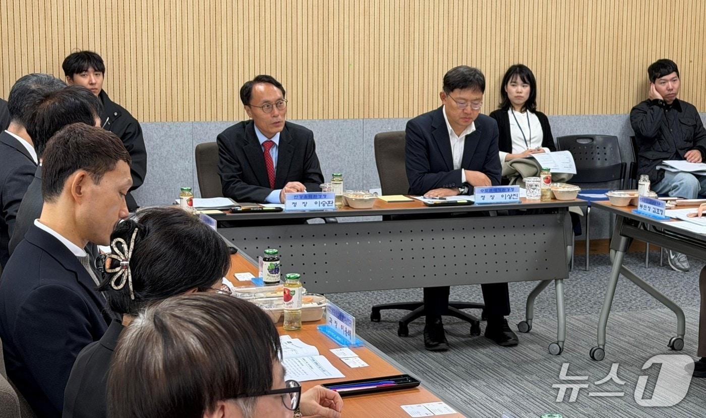 본문 이미지 - 이승환 청장(빨간색 넥타이)이 8일 수도권대기환경청 대회의실에서 열린 ‘제1차 수도권 기후에너지 정책협의체’에서 인사말을 하고 있다.(한강청 제공)