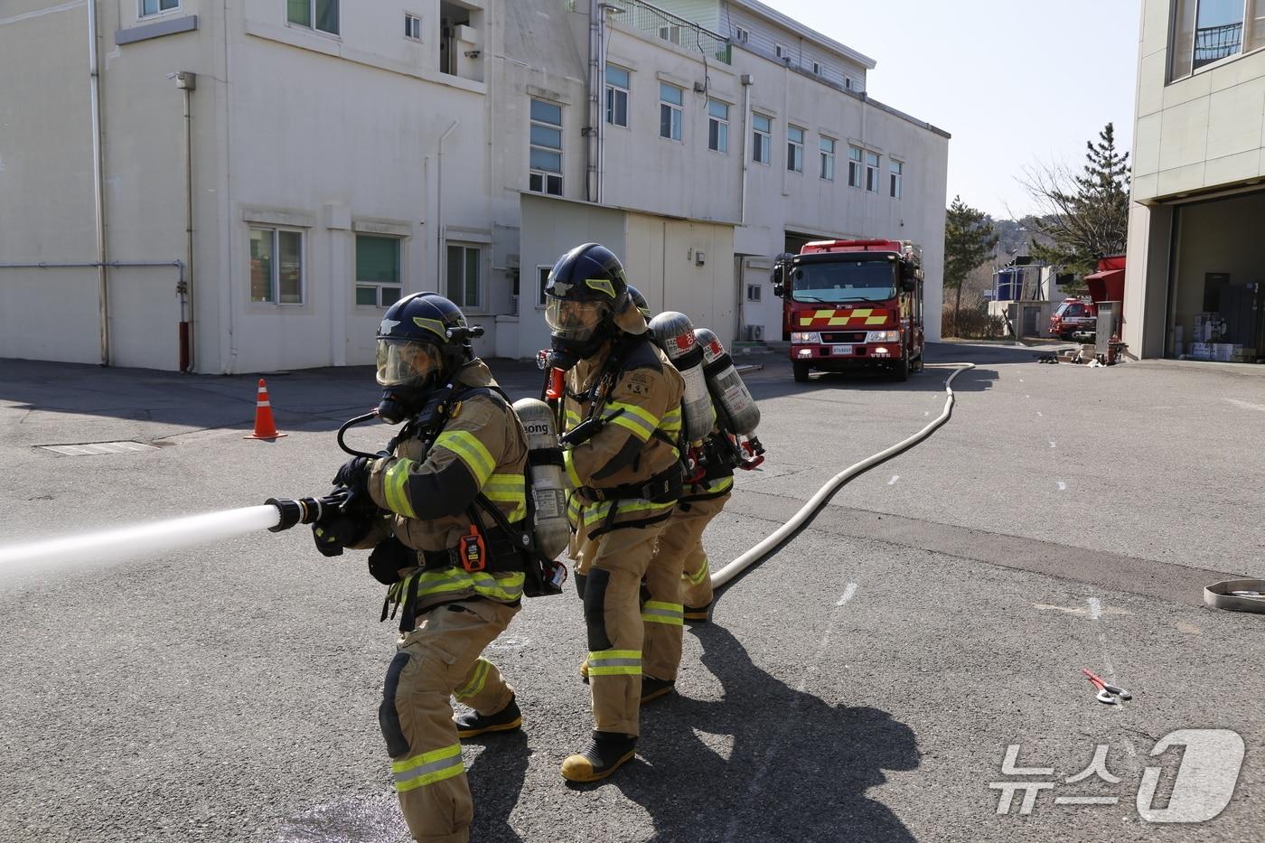 본문 이미지 - 서천소방서 소방대원들이 전국소방기술경연대회 도 대표 선발전에 참여한 모습. (충남소방본부 제공, 재판매 및 DB금지) / 뉴스1 