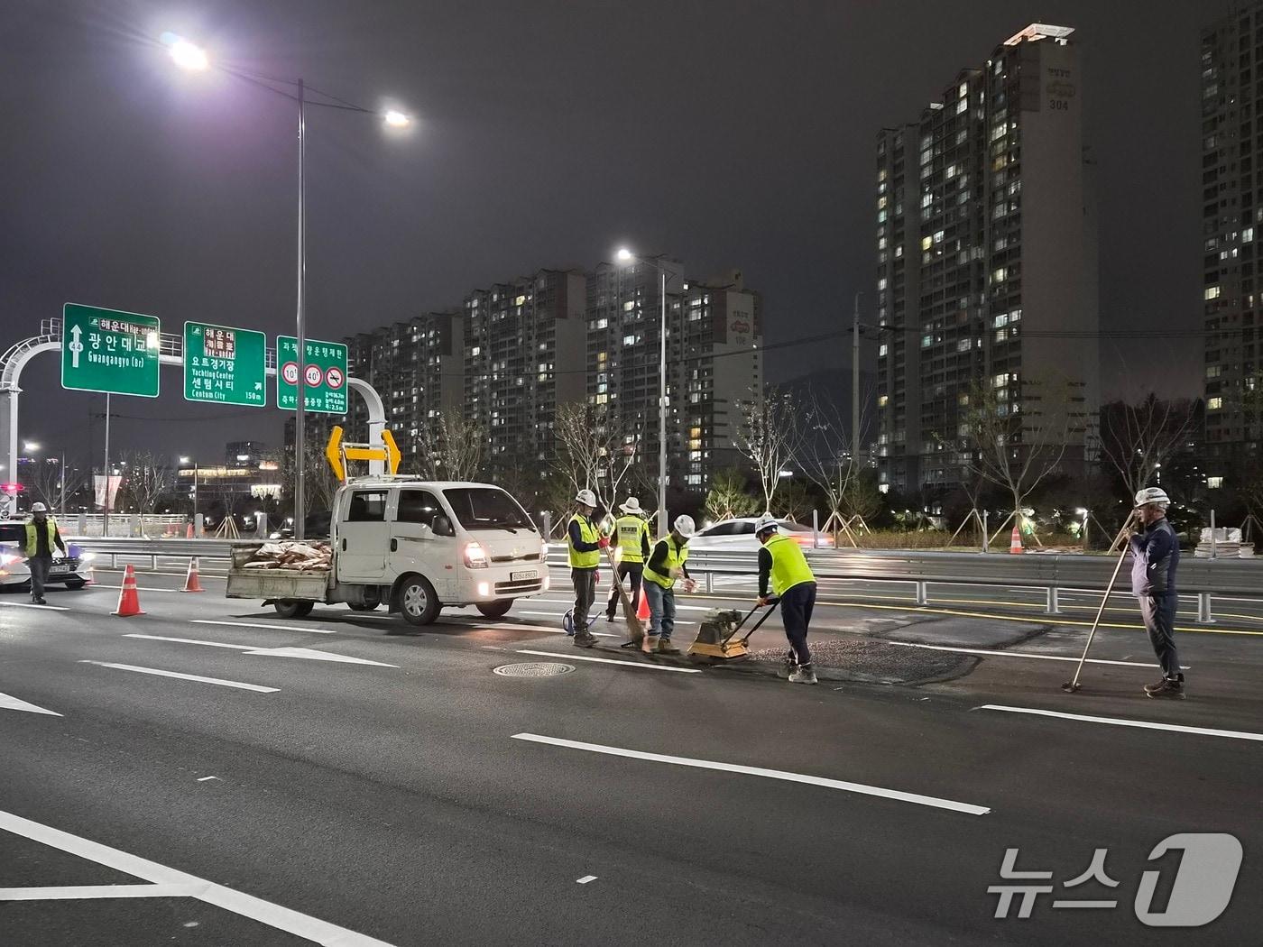 본문 이미지 - 부산 수영강변지하차도 지반침하 복구 모습. 2026.4.6/뉴스1 ⓒ News1 임순택 기자