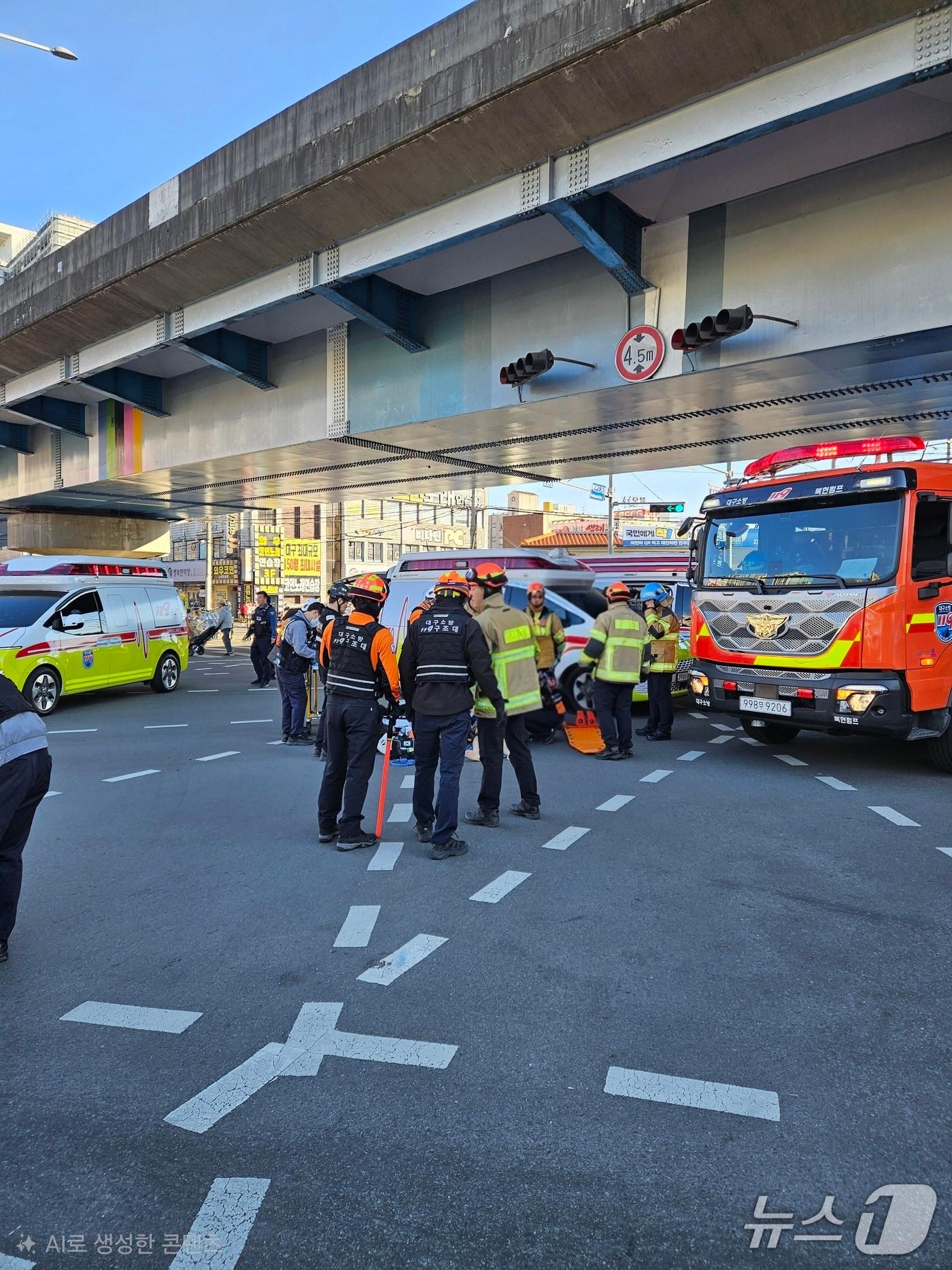 본문 이미지 - 8일 오후 4시 54분쯤 대구 북구 복현오거리 인근에서 차량이 보행자를 들이받아 3명이 병원으로 이송됐다. 사진은 소방 당국이 현장을 수습하는 모습. (대구소방본부 제공. 재판매 및 DB 금지) 2026.4.8/뉴스1