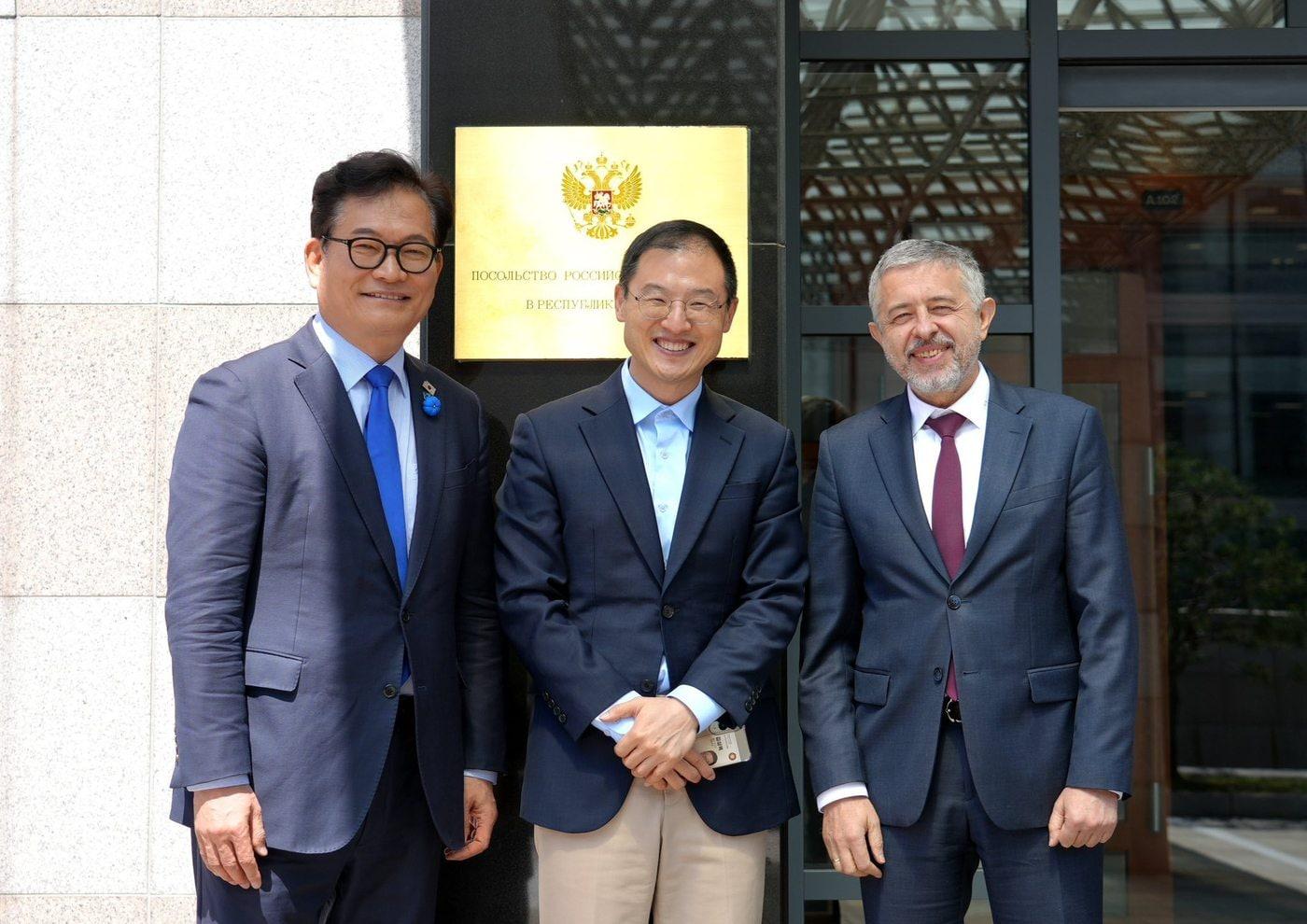 본문 이미지 - 송영길 전 더불어민주당 대표, 김상욱 민주당 울산시장 후보, 게오르기 지오비예프 주한 러시아 대사(왼쪽부터). (송영길 전 대표 페이스북 갈무리)