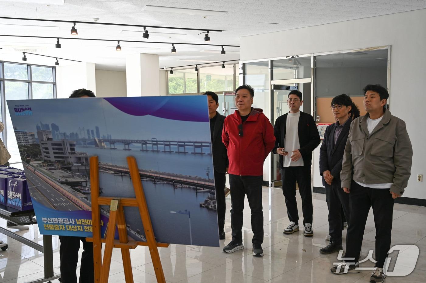 본문 이미지 - 정연욱 의원이 남천마리나 현장을 점검하고 있다.(정연욱 의원실 제공. 재판매 및 DB금지)