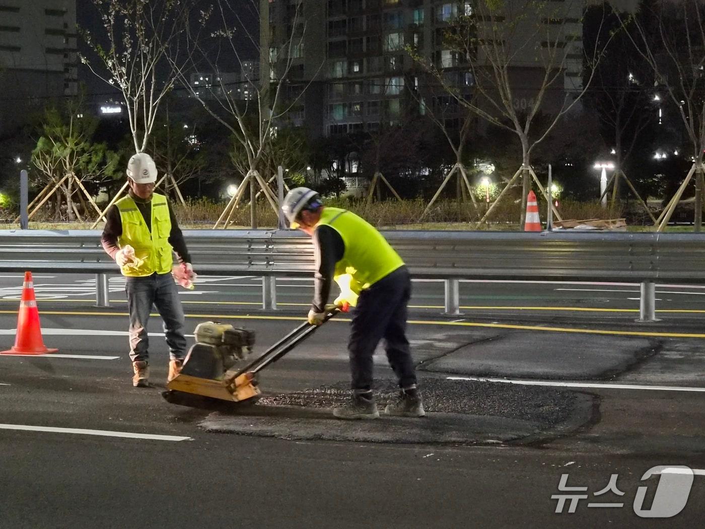 본문 이미지 - 부산 수영강변지하차도 지반침하 복구 모습. 2026.4.6/뉴스1 ⓒ News1 임순택 기자