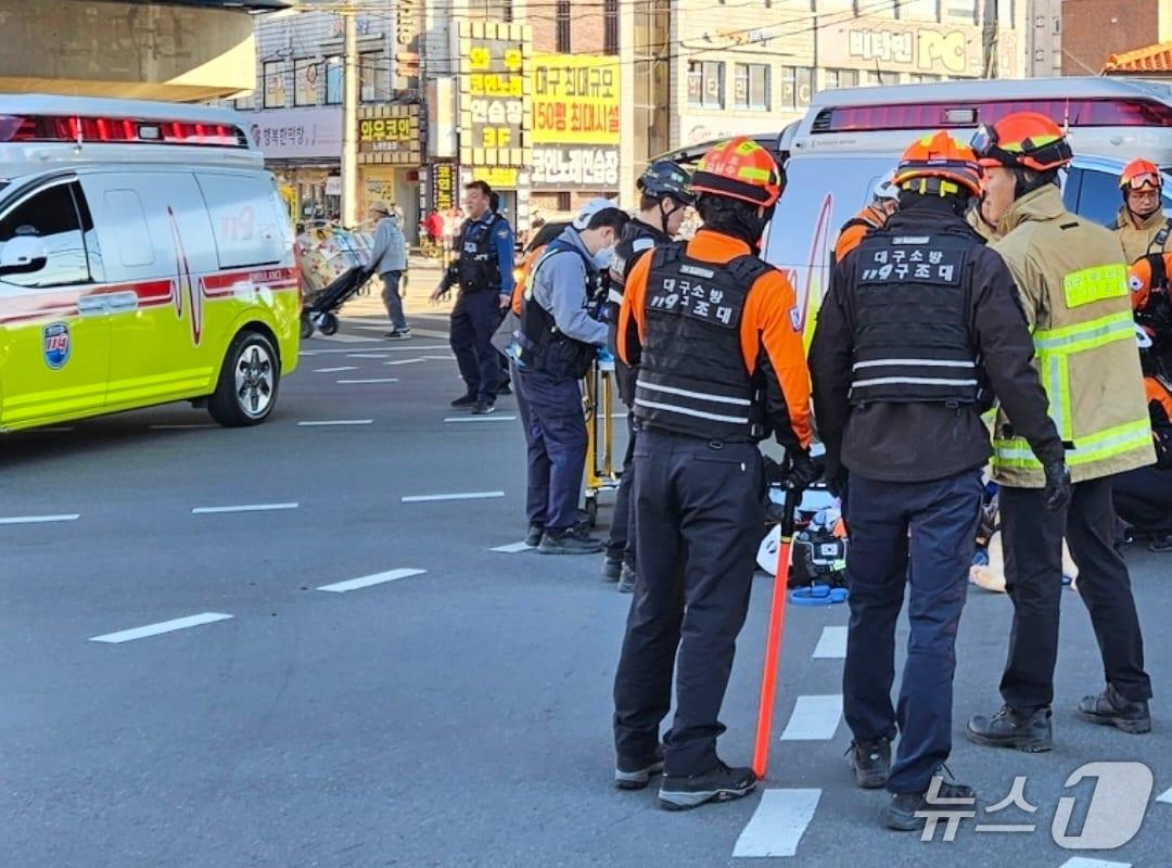 본문 이미지 - 8일 오후 4시 54분쯤 대구 북구 검단동 복현오거리 교차로에서 승용차가 횡단보도를 건너던 보행자 3명을 들이받아 보행자 3명이 병원으로 이송됐다. 사진은 소방 당국이 현장을 수습하는 모습. (대구소방본부 제공. 재판매 및 DB 금지) 2026.4.8/뉴스1