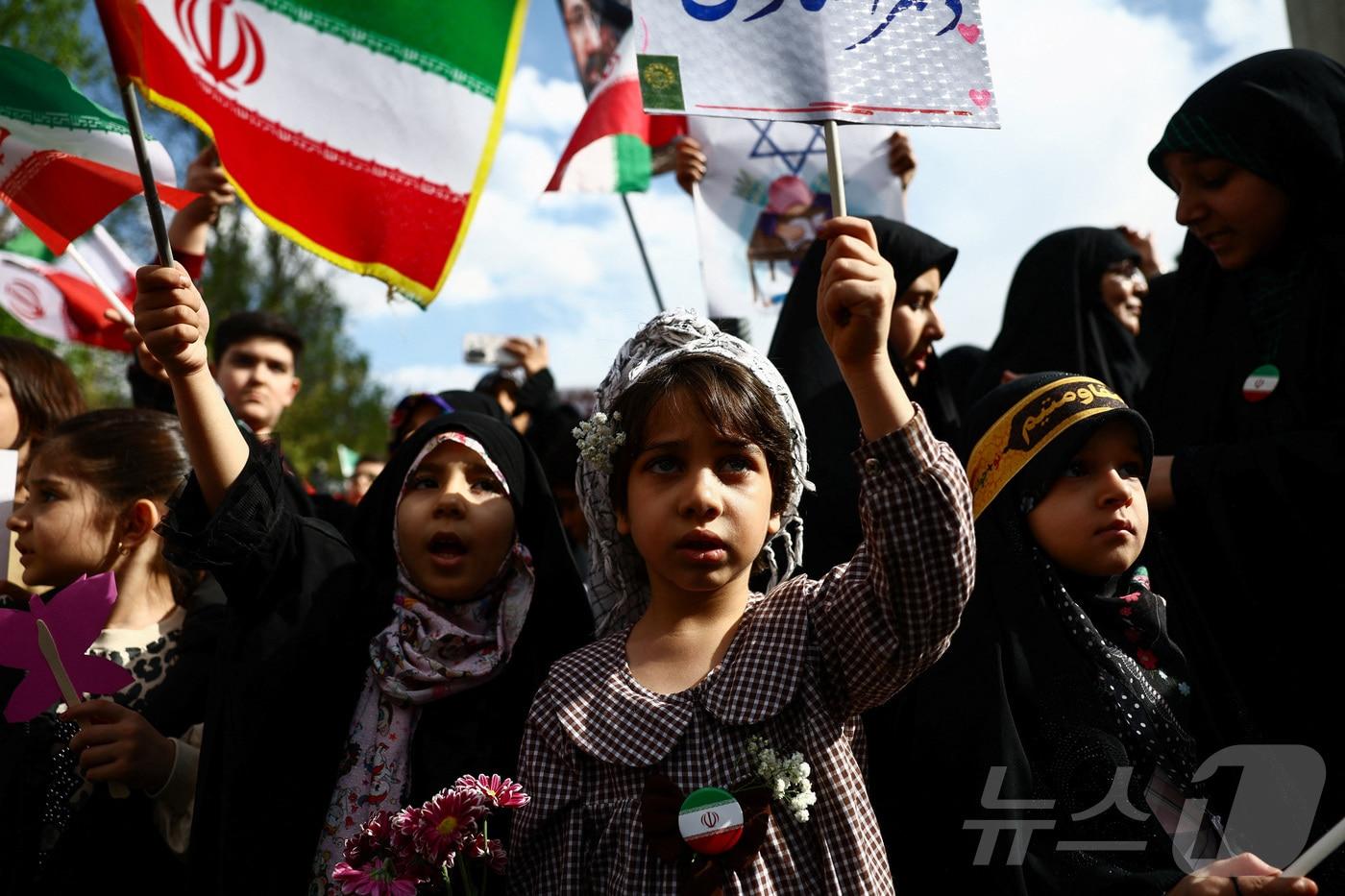 본문 이미지 - 미나브 초등학교 참사 희생자들을 애도하는 이란인들. 2026.04.07 ⓒ 로이터=뉴스1