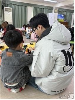 본문 이미지 - 경기대학교 SW중심대학사업단 소속 SW학생봉사단이 지난 7일 수원지역 보육원인 경동원을 방문해 '제10회 AI·SW 체험 교육 봉사'를 진행하고 있다. (경기대 제공. 재판매 및 DB 금지) 2026.4.8/뉴스1