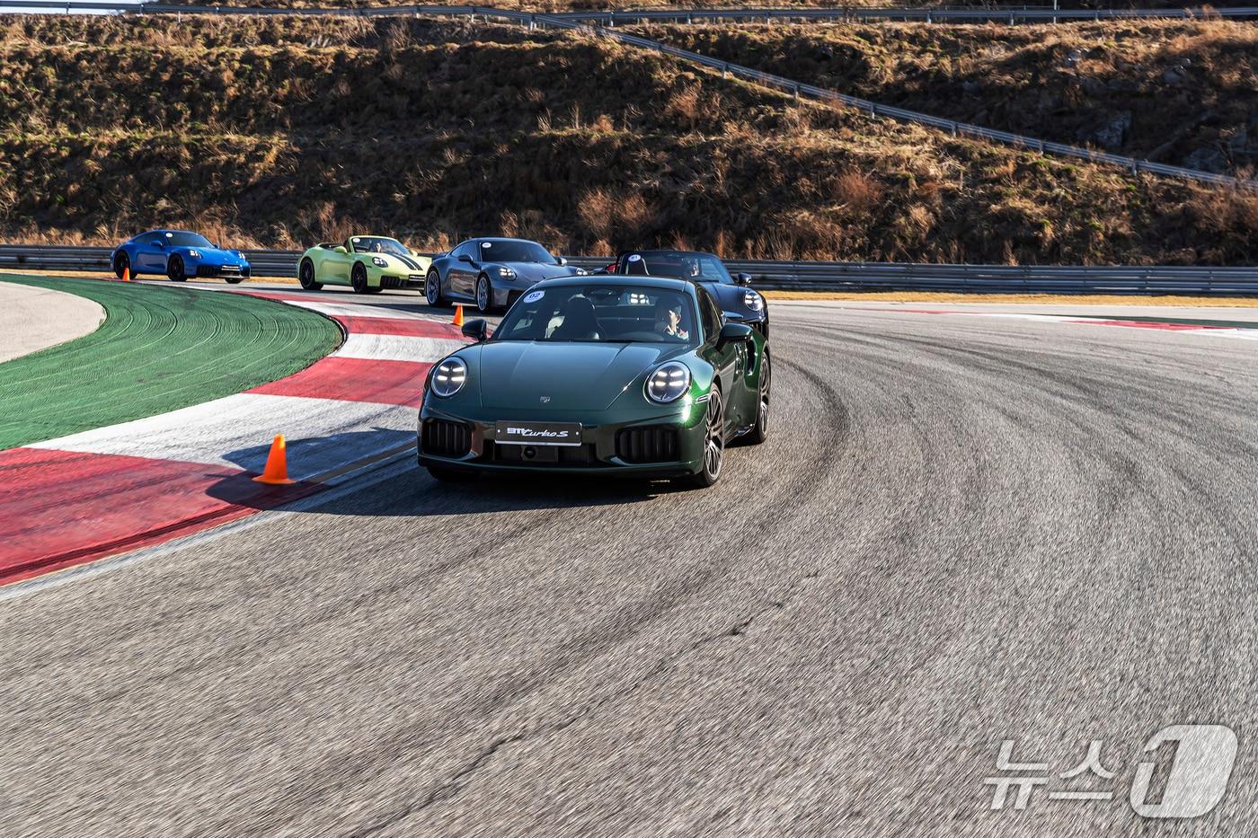 본문 이미지 - 포르쉐 신형 911 터보 S를 비롯한 포르쉐 차량들이 강원 인제스피디움 서킷에서 주행하는 모습(포르쉐코리아 제공)