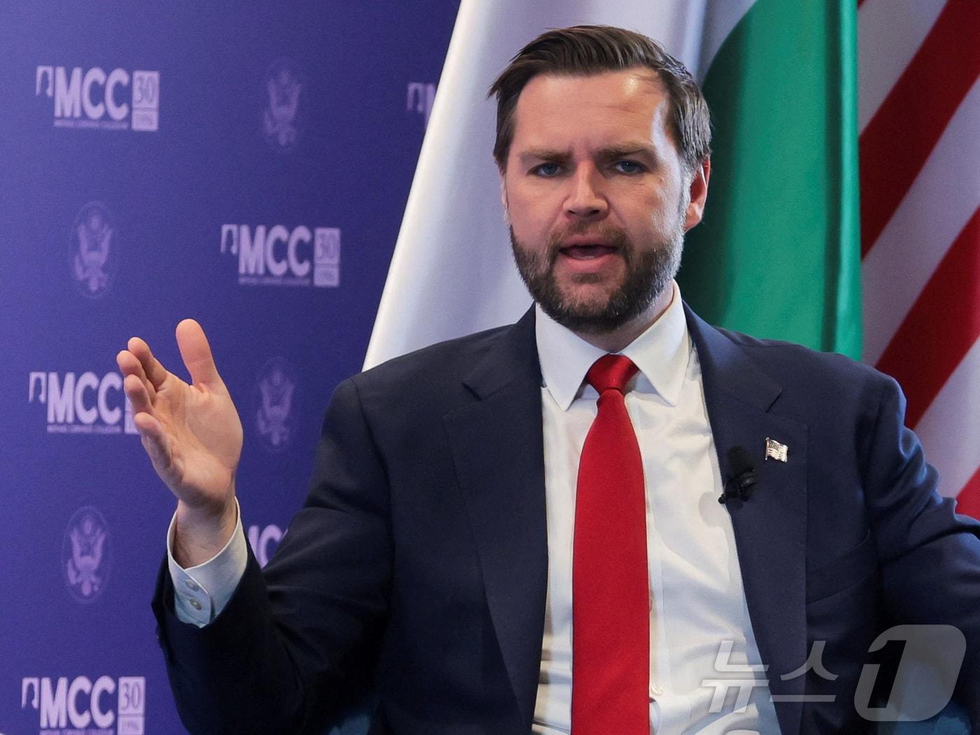 본문 이미지 - JD 밴스 미국 부통령이 8일(현지시간) 헝가리 부다페스트의 마티아스 코르비누스 콜레지움에 방문해 연설하고 있다. 2026.4.8 ⓒ 로이터=뉴스1