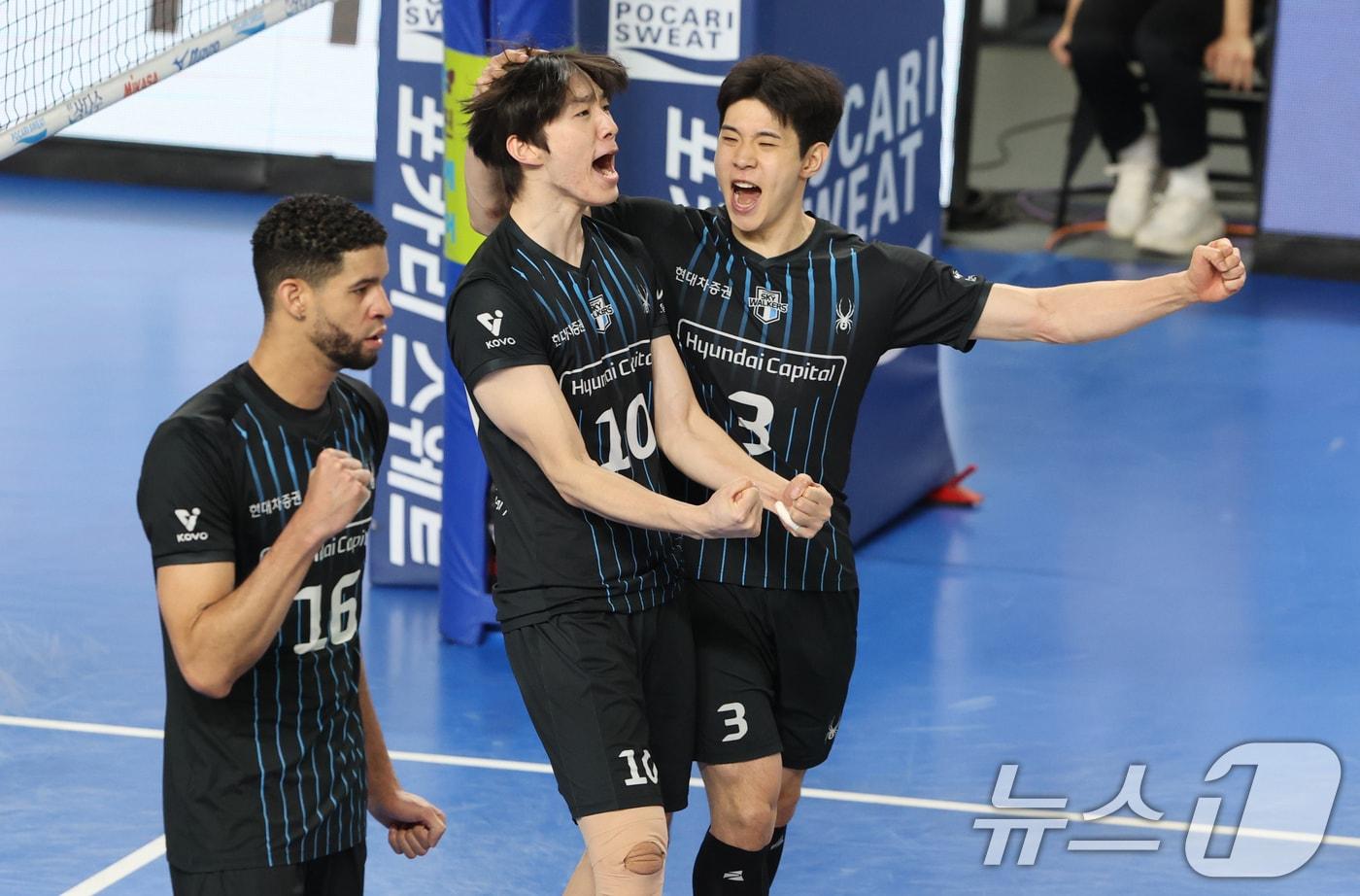 본문 이미지 - 8일 충남 천안 유관순체육관에서 열린 프로배구 2025-2026 V리그 남자부 챔피언 결정전 4차전 대한항공과 현대캐피탈의 경기에서 현대캐피탈 선수들이 환호하고 있다. 2026.4.8 ⓒ 뉴스1 김기태 기자