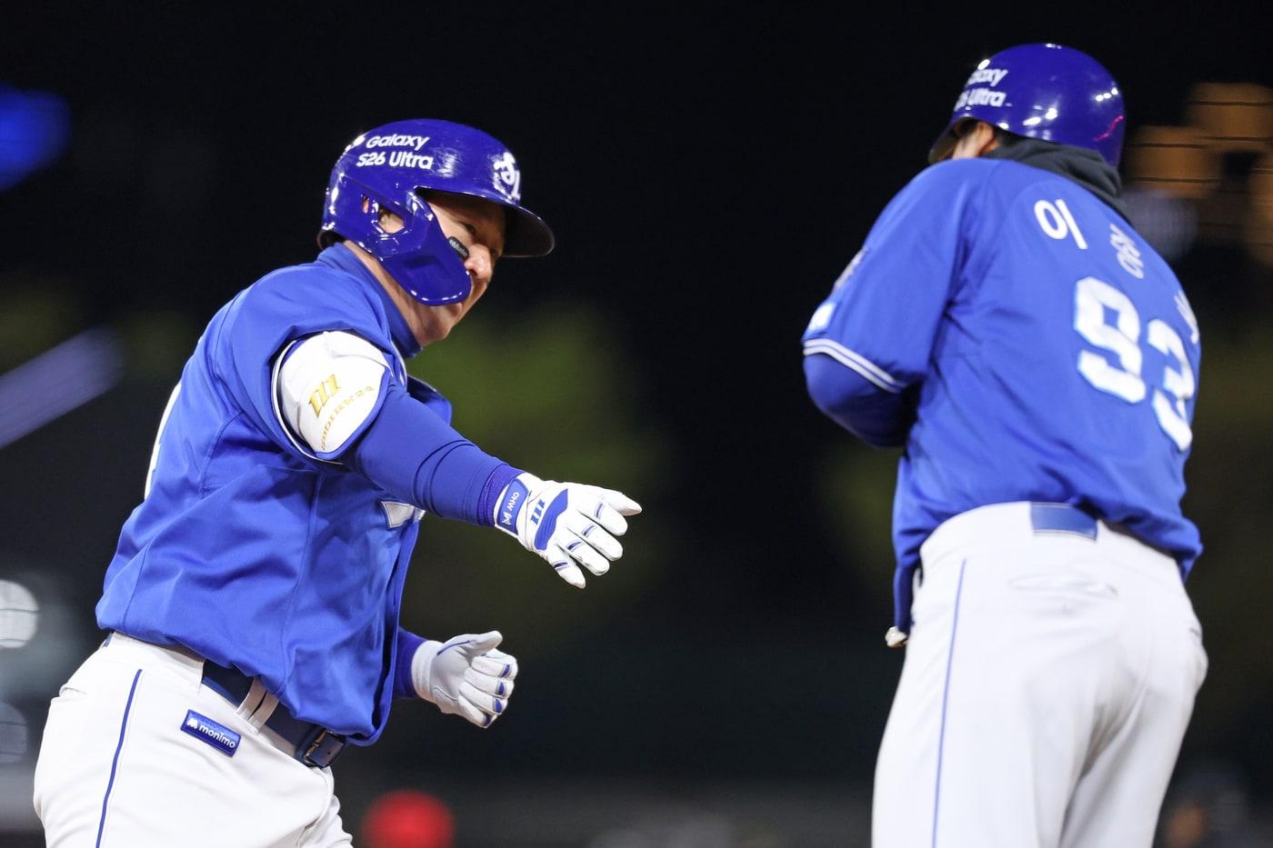 본문 이미지 - 삼성 라이온즈 최형우가 8일 열린 KIA 타이거즈전에서 4회초 2점홈런을 때린 뒤 그라운드를 돌고 있다. (삼성 제공)