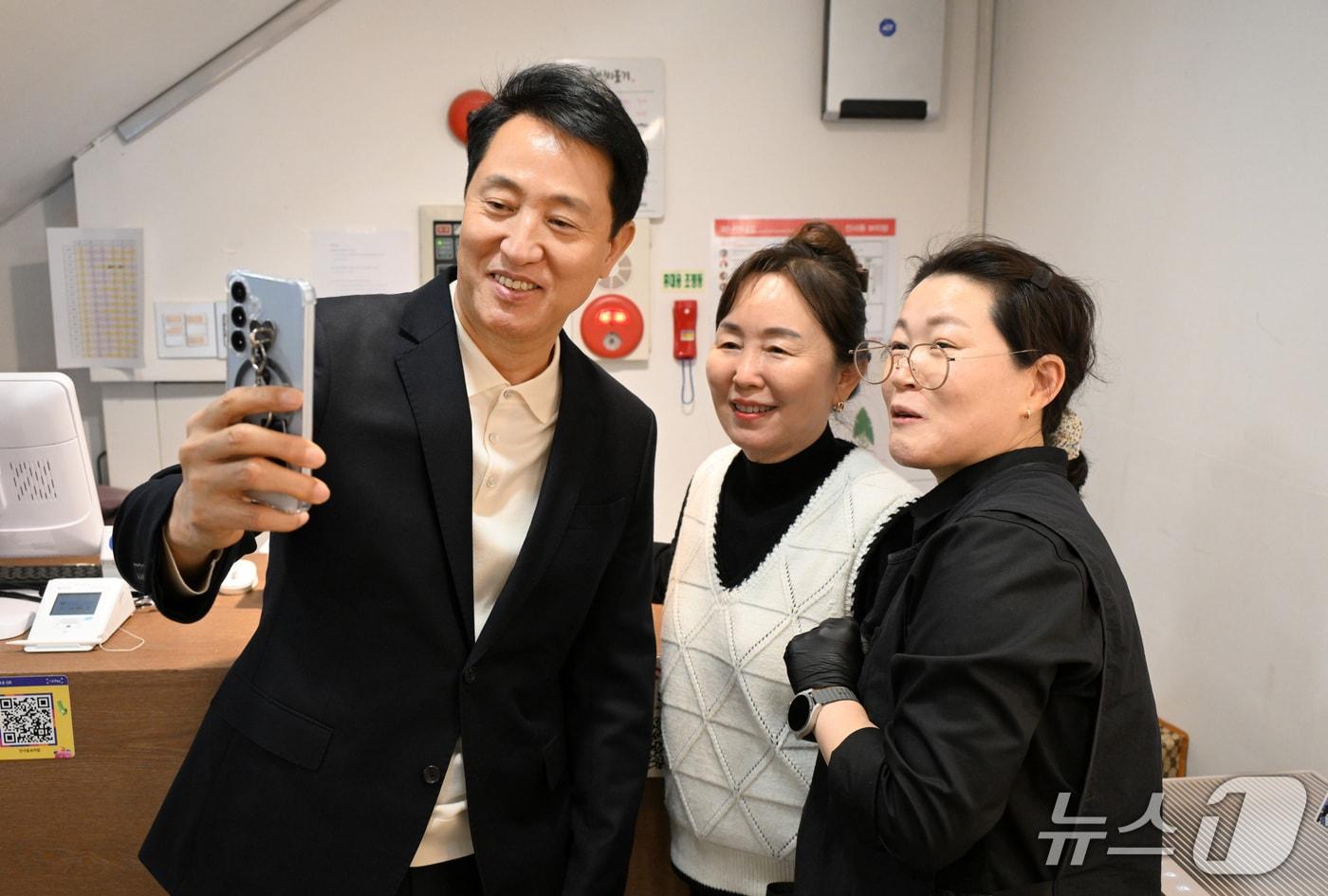 본문 이미지 - 오세훈 서울시장이 8일 '통쾌한 한끼’' 인증 식당에서 시민들과 사진을 촬영하고 있다.(서울시 제공)