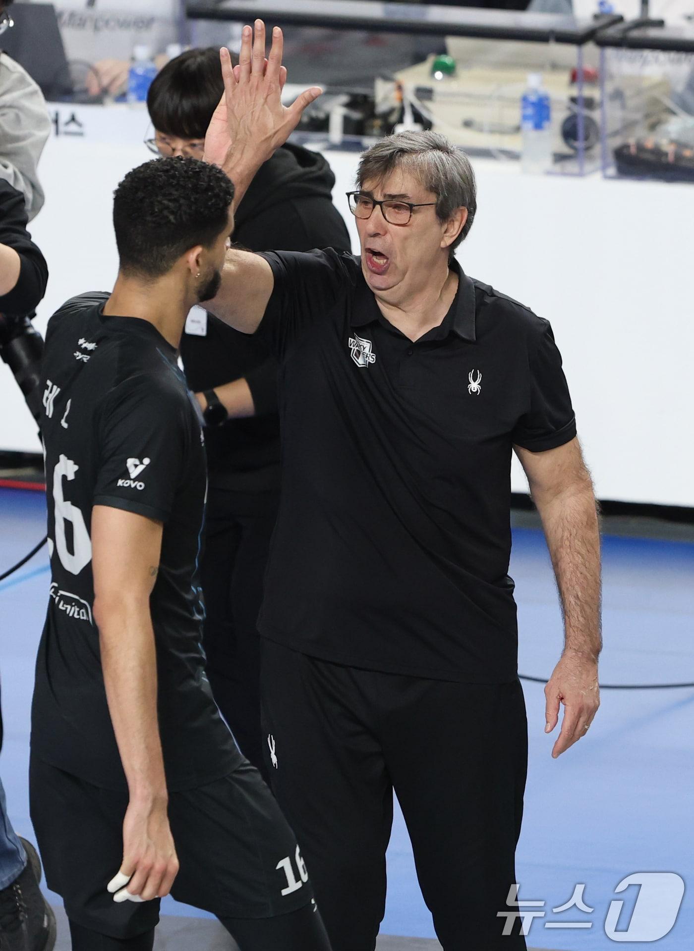 본문 이미지 - 8일 충남 천안 유관순체육관에서 열린 프로배구 2025-2026 V리그 남자부 챔피언 결정전 4차전 대한항공과 현대캐피탈의 경기에서 승리한 현대캐피탈 필립블랑 감독이 레오와 하이파이브 하고 있다. 2026.4.8 ⓒ 뉴스1 김기태 기자