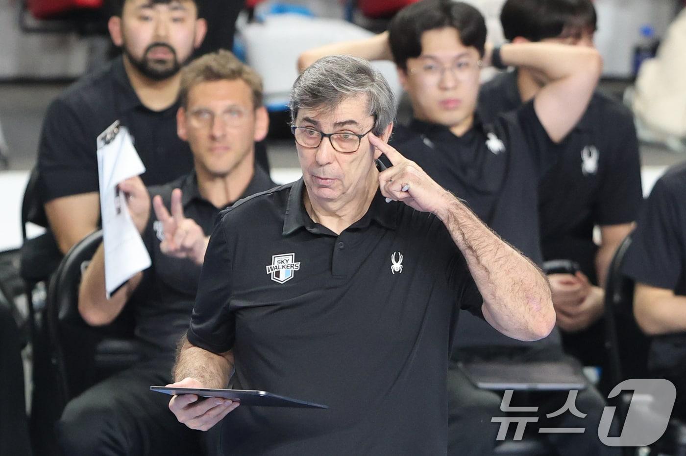 본문 이미지 - 8일 충남 천안 유관순체육관에서 열린 프로배구 2025-2026 V리그 남자부 챔피언 결정전 4차전 대한항공과 현대캐피탈의 경기에서 현대캐피탈 필립블랑 감독이 비디오 판독에 대해 아웃을 표시하고 있다. 2026.4.8 ⓒ 뉴스1 김기태 기자