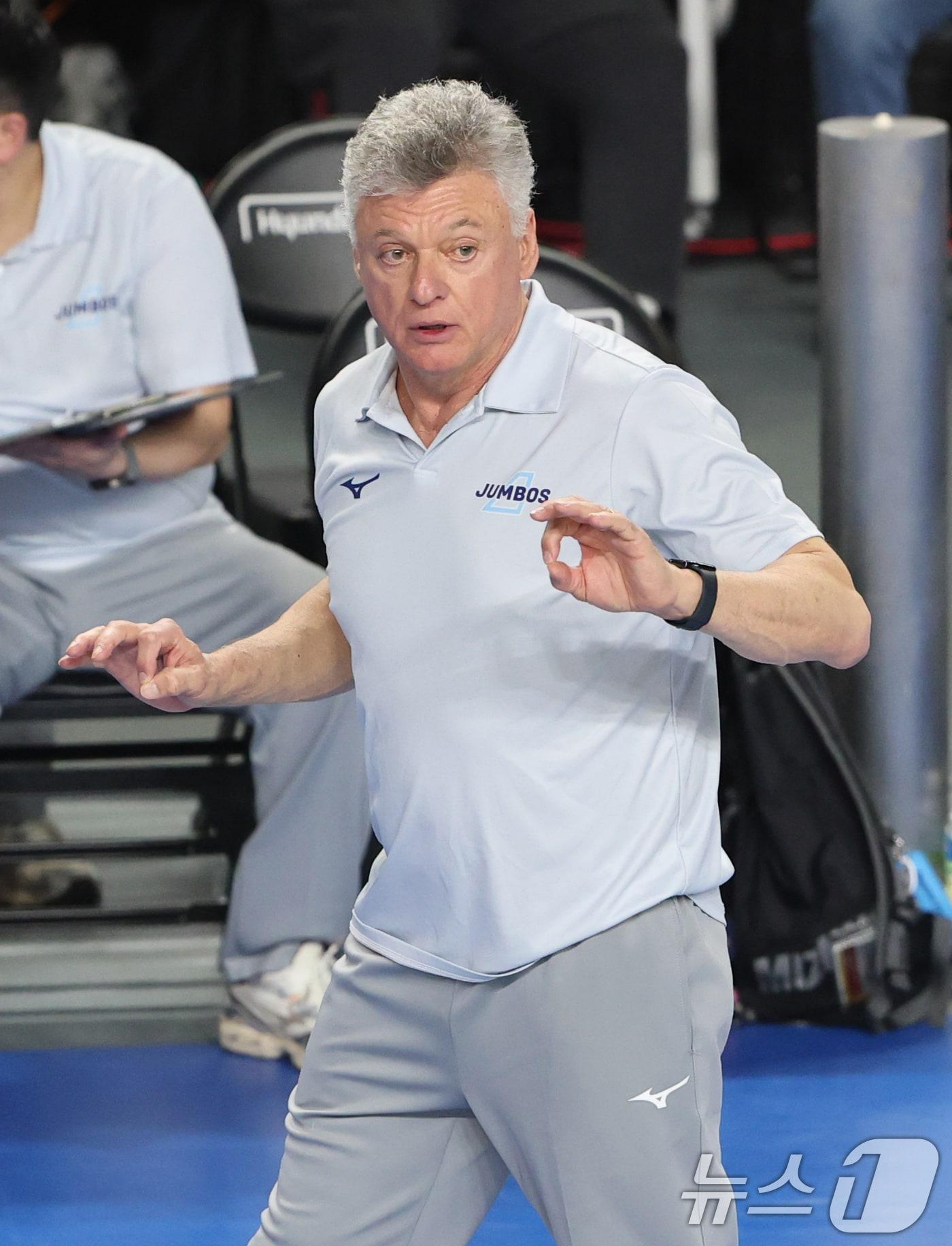 본문 이미지 - 8일 충남 천안 유관순체육관에서 열린 프로배구 2025-2026 V리그 남자부 챔피언 결정전 4차전 대한항공과 현대캐피탈의 경기에서 대한항공 헤난 감독이 작전을 내리고 있다. 2026.4.8 ⓒ 뉴스1 김기태 기자