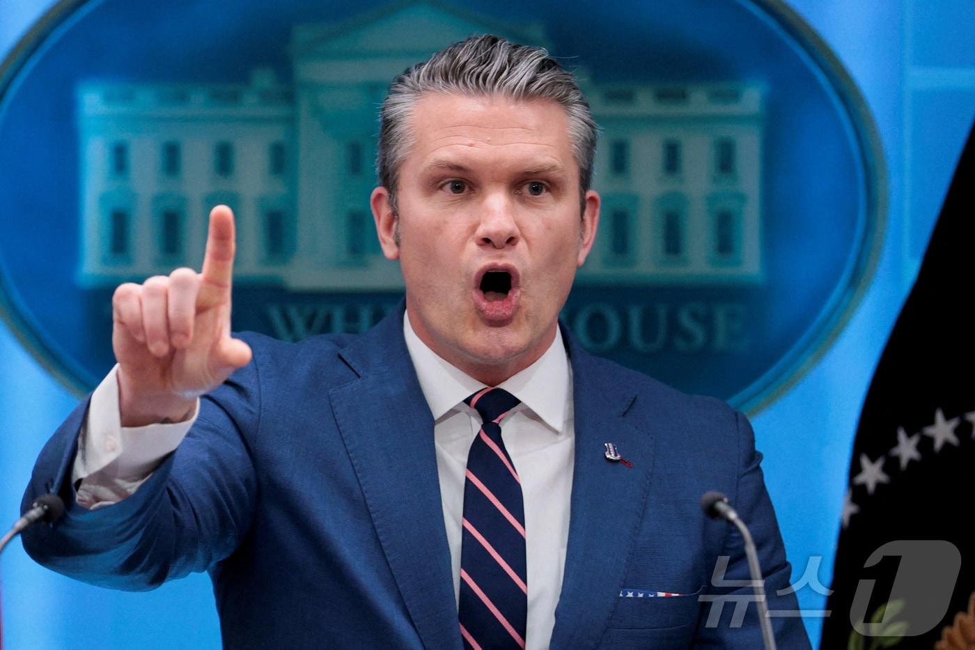 본문 이미지 - 피트 헤그세스 미국 국방부 장관이 6일(현지시간) 백악관 브리핑룸에서 기자들의 질문에 답하고 있다. 2026.4.6 ⓒ 로이터=뉴스1