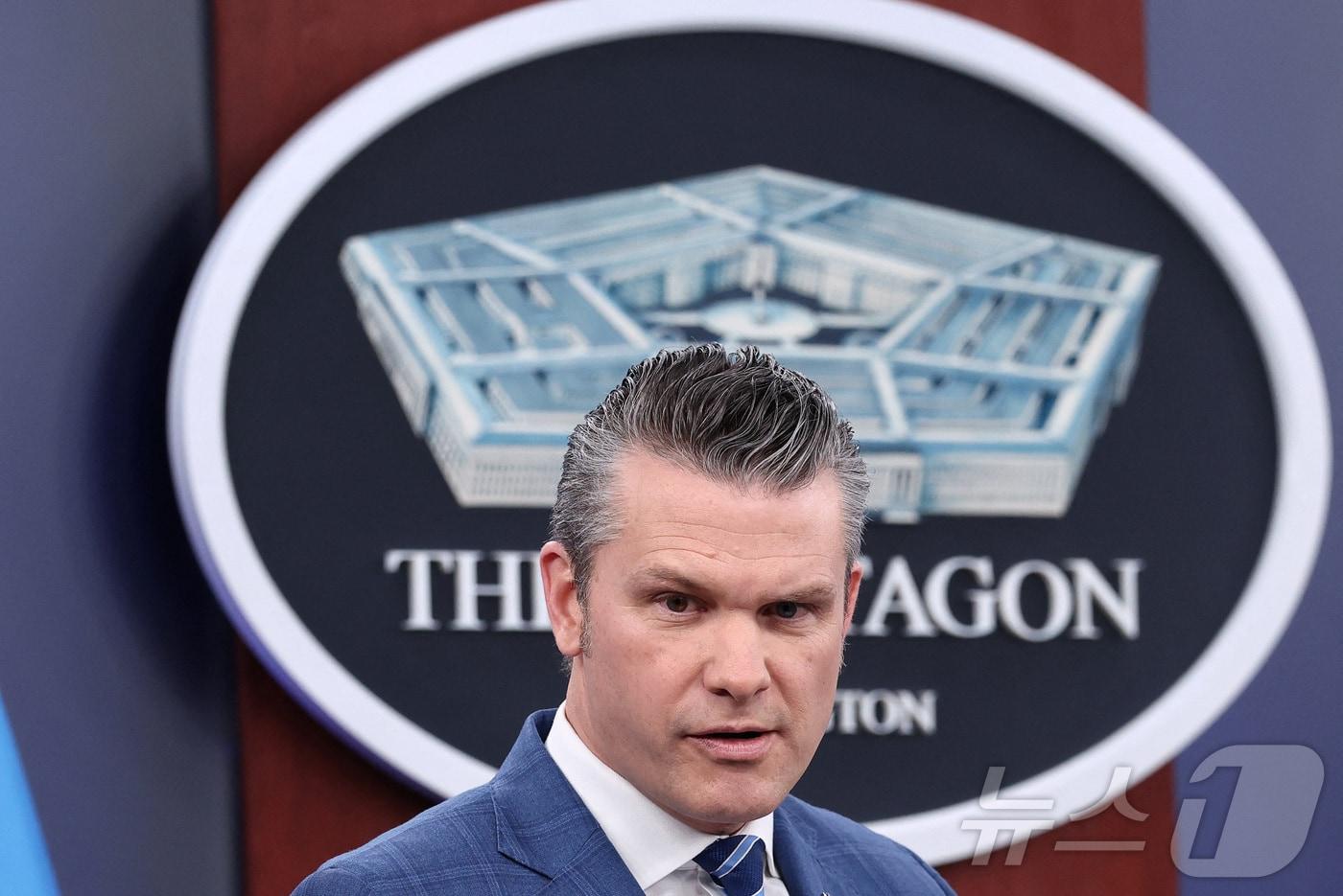 본문 이미지 - 피트 헤그세스 미국 국방장관이 8일(현지시간) 미 국방부 청사에서 기자회견을 열고 이란과의 전쟁에서 승리했다고 선언했다. 2026.4.8 ⓒ 로이터=뉴스1