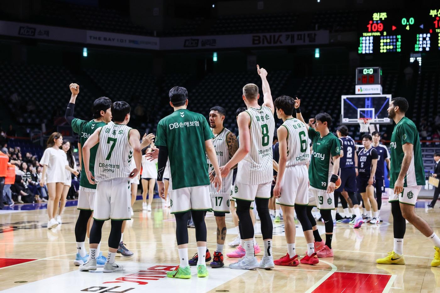 본문 이미지 - 프로농구 DB가 정규리그 최종전에서 KCC를 꺾고 3위를 차지했다.(KBL 제공)
