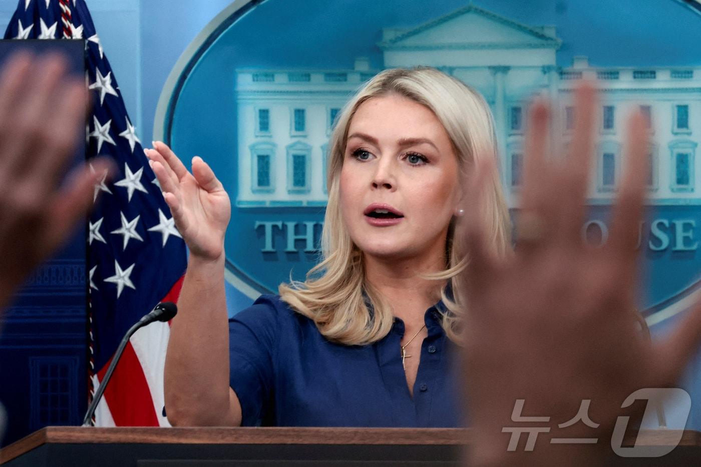 본문 이미지 - 캐롤라인 레빗 미국 백악관 대변인이 8일(현지시간) 열린 언론 브리핑에서 질문자를 지명하고 있다. 2026.04.08. ⓒ 로이터=뉴스1
