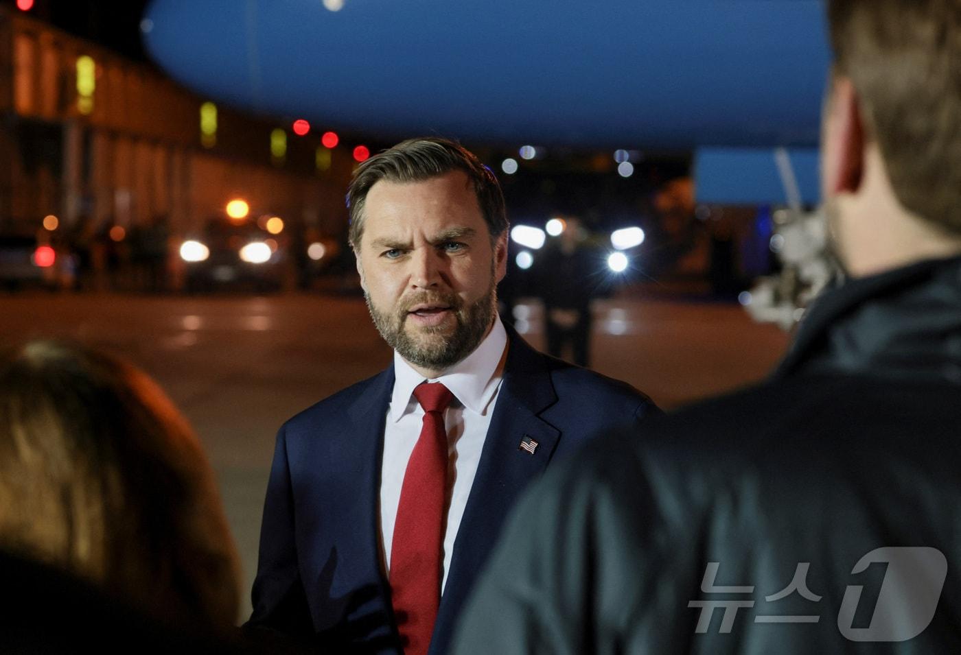 본문 이미지 - JD 밴스 미국 부통령이 8일(현지시간) 헝가리 부다페스트에서 귀국하기 전 기자들과 만나 이야기를 하고 있다. 2026.4.9. ⓒ 뉴스1 ⓒ 로이터=뉴스1
