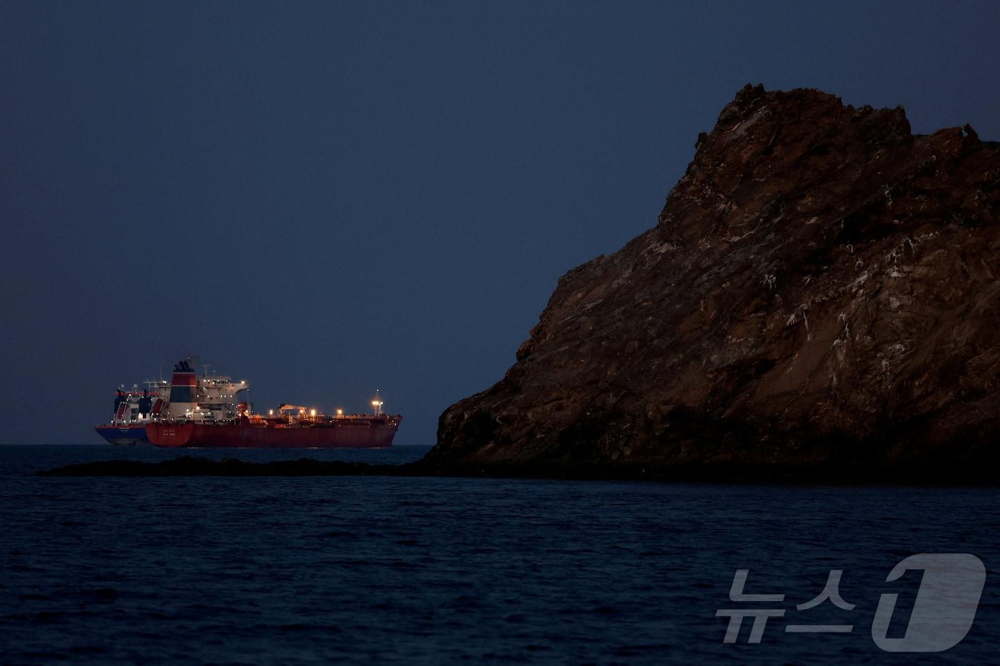 본문 이미지 - 3월 10일(현지시간) 유조선 칼리스토호가 오만 무스카트 인근 해상에 정박해 있다. 이란은 7일 호르무즈 해협 인근 선박들에 혁명수비대 해군으로부터 통과 허가를 받지 않을 경우 격파할 것이라고 경고했다. 2026.03.10. ⓒ 로이터=뉴스1