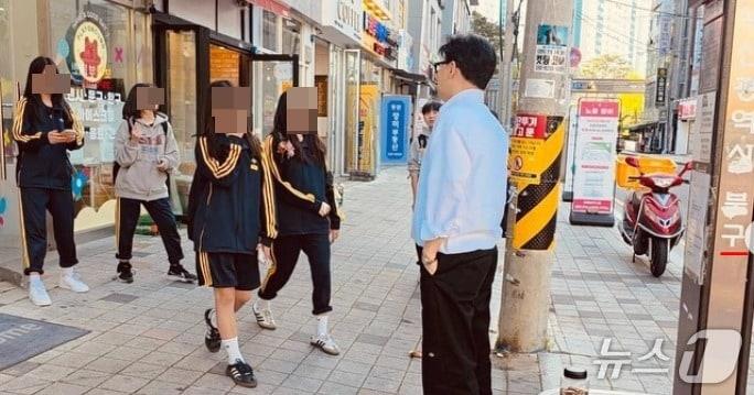 본문 이미지 -  한동훈 전 국민의힘 대표는 8일 자신의 SNS에 부산 북구 만덕동 횡단보도 부근에서 학생들과 만나 스킨십을 나누는 모습을 실어 '부산 북구갑 출마'를 겨냥한 것 아니냐는 해셕을 낳았다. (SNS 갈무리) ⓒ 뉴스1