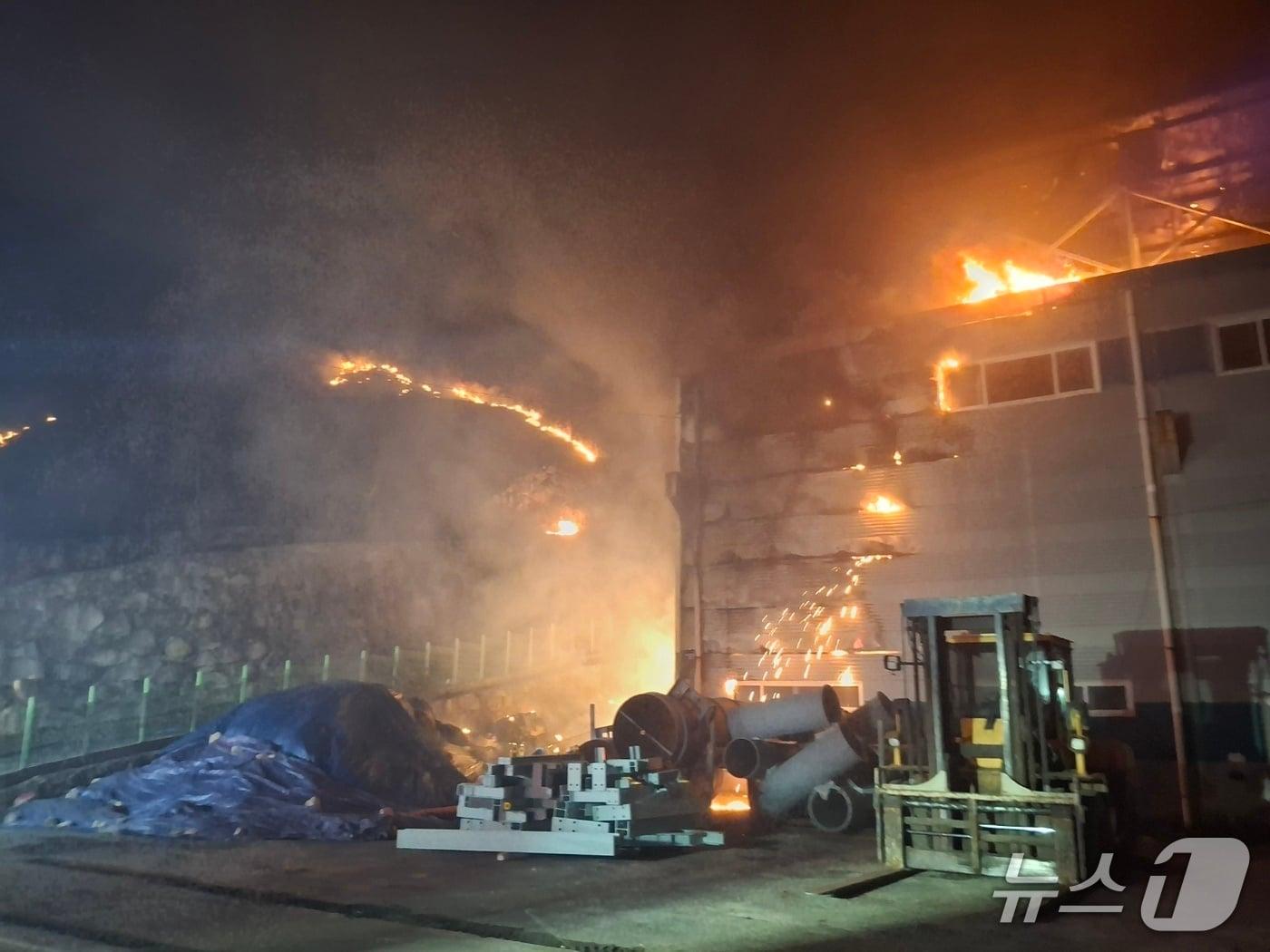 본문 이미지 - 8일 오후 10시 46분쯤 경북 경주시 외동읍 제내리 한 공장에서 불이나 진화 대원들이 불을 끄고 있다.(경북소방본부 제공. 재판매 및 DB 금지)2026.4.9/뉴스1