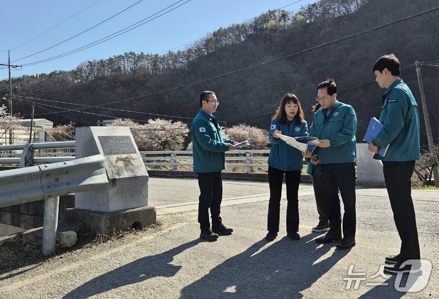 본문 이미지 - 진천군 인명피해 우려 지역 점검 모습.(진천군 제공. 재판매 및 DB금지)