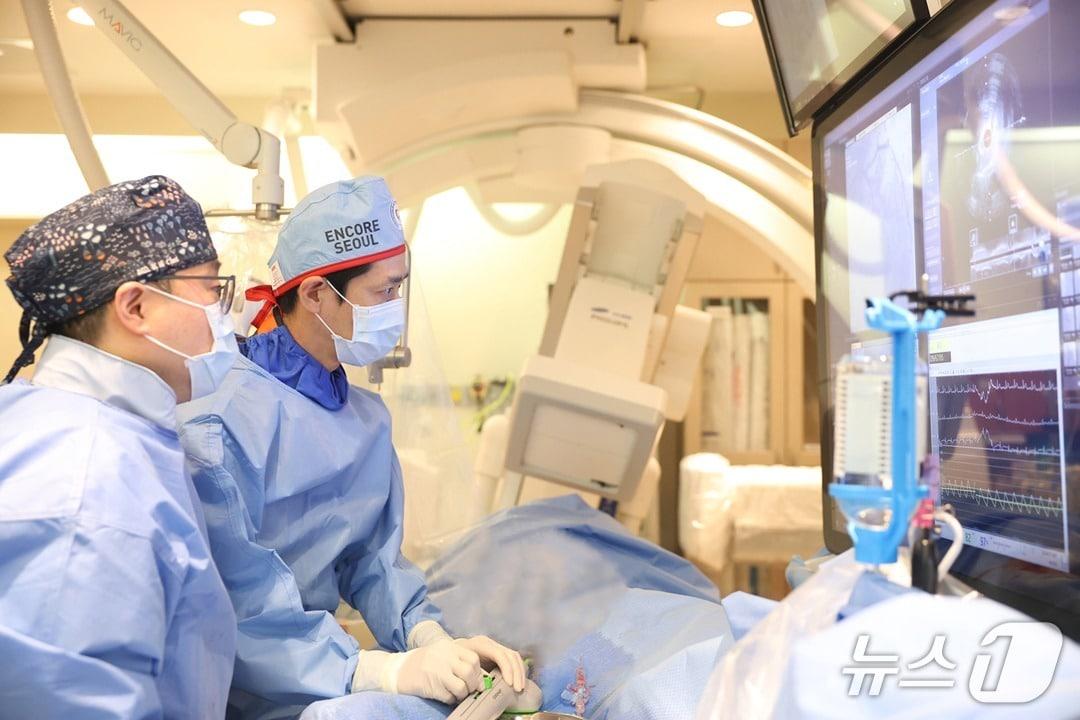 본문 이미지 - 송영빈 삼성서울병원 순환기내과 교수(오른쪽)와 최기홍 교수가 지난 8일 궤도형 죽종절제술을 시행하고 있는 모습. (병원 제공)