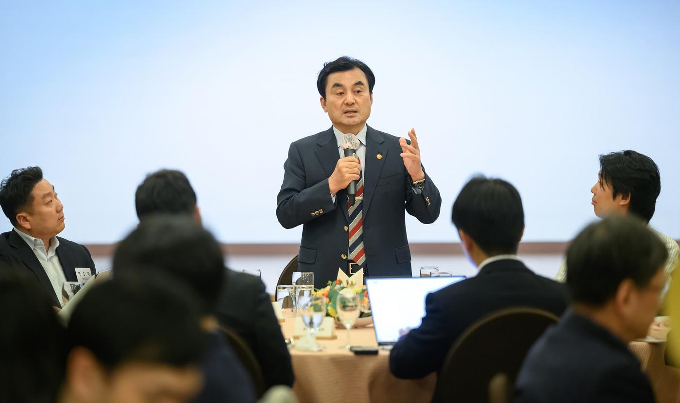 본문 이미지 - 안규백 국방부 장관이 지난 7일 서울 용산구 국방컨벤션에서 출입기자단 간담회를 진행하고 있다.(국방부 제공)