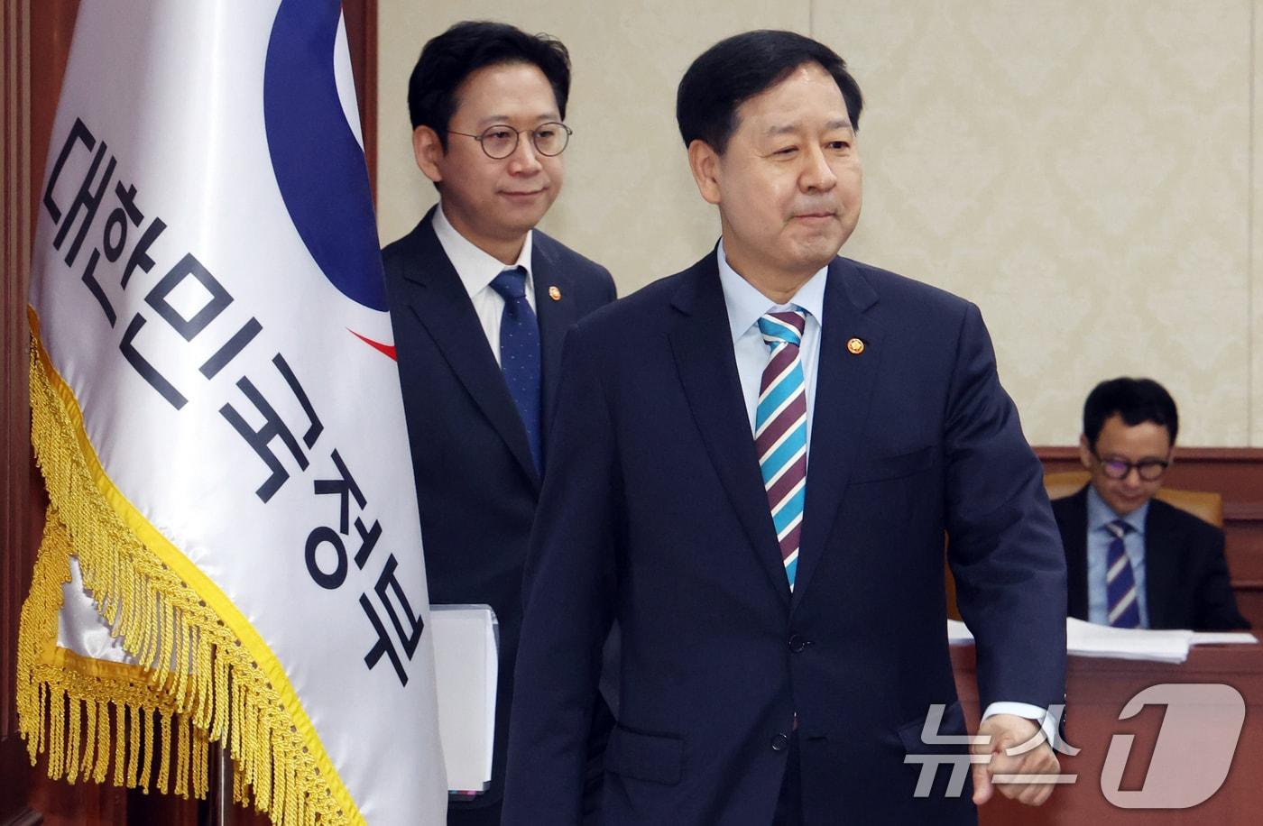 본문 이미지 - 구윤철 재정경제부 장관 겸 경제부총리가 9일 서울 종로구 세종대로 정부서울청사에서 열린 민생물가 특별관리 관계장관TF에 참석하고 있다. 2026.4.9 ⓒ 뉴스1 김명섭 기자