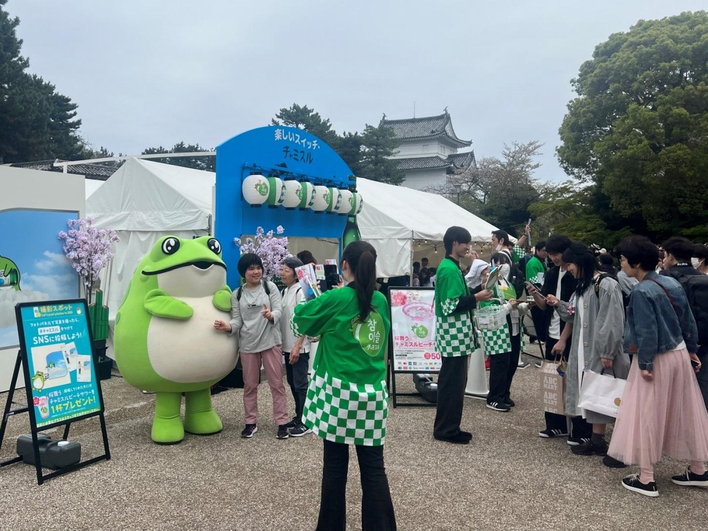 본문 이미지 - 나고야성 봄 축제 참이슬 부스.(하이트진로 제공)