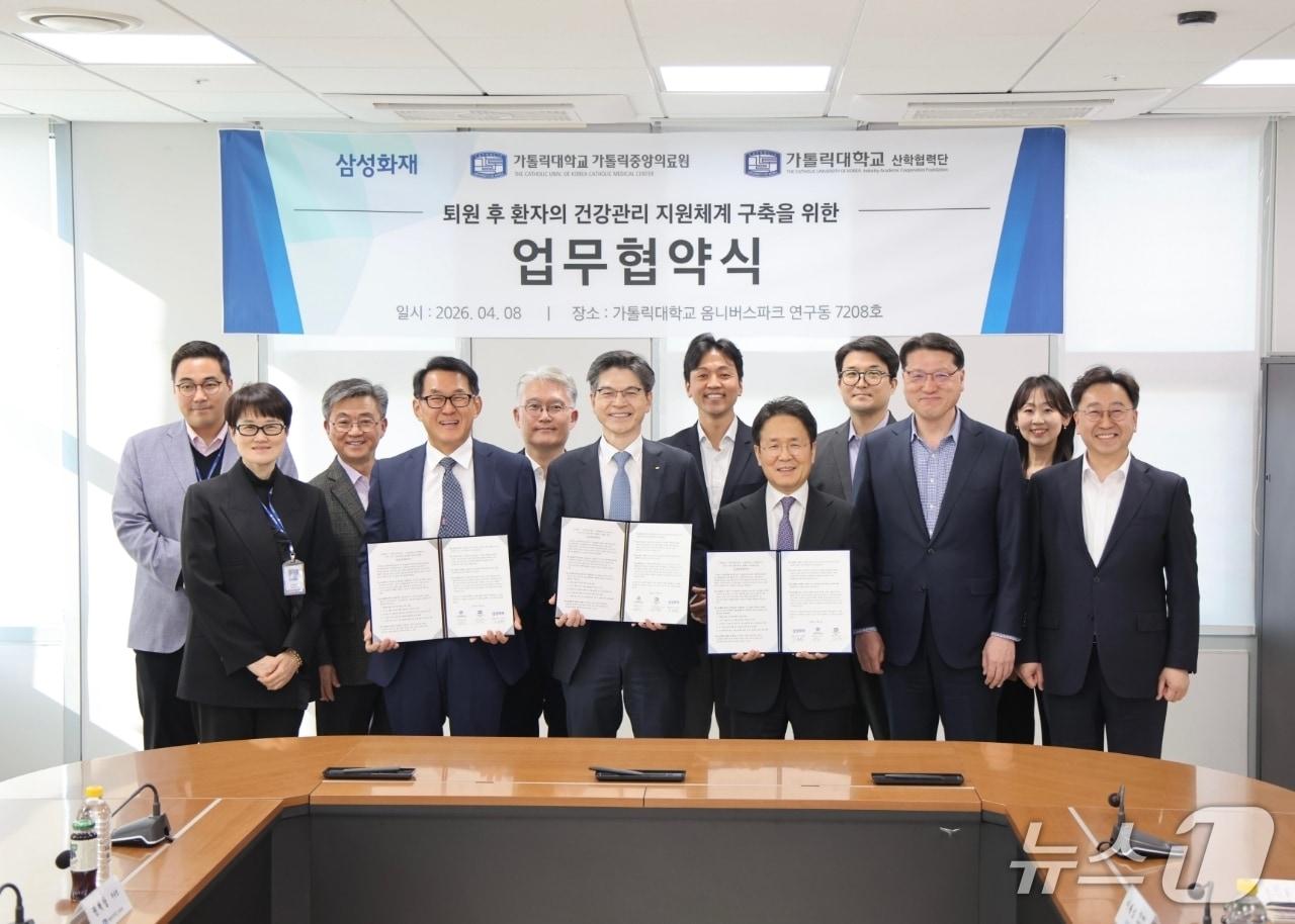본문 이미지 - 지난 8일 가톨릭대학교 옴니버스 파크에서 삼성화재가 가톨릭중앙의료원·가톨릭대학교 산학협력단과 헬스케어 협력 모델 구축 목적의 MOU를 체결했다고 9일 밝혔다. (앞줄 왼쪽부터) 조미라 가톨릭대학교 산학협력단 연구감사실장, 김완욱 가톨릭대학교 산학협력단장, 민창기 가톨릭중앙의료원장, 이문화 삼성화재 대표이사, 구영민 삼성화재 경영지원실장, 이해성 삼성화재 헬스케어사업팀장/사진제공=삼성화재