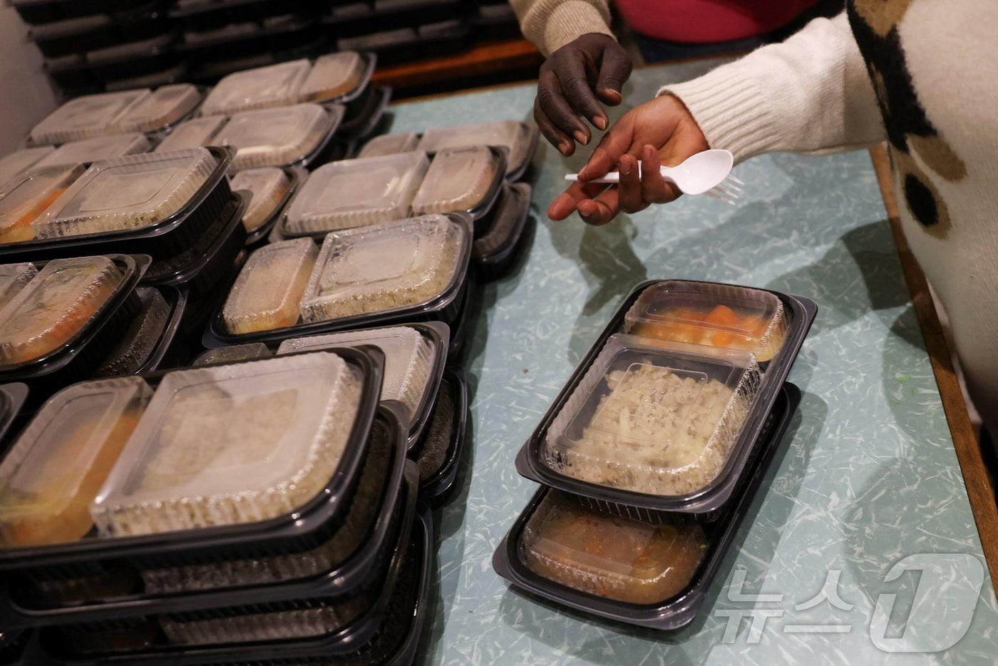 본문 이미지 - 헤즈볼라와 이스라엘 간 충돌이 격화된 후 3월 6일 레바논 베이루트에서 난민들이 식량 지원을 받고 있다. 2026.3.6 ⓒ 로이터=뉴스1