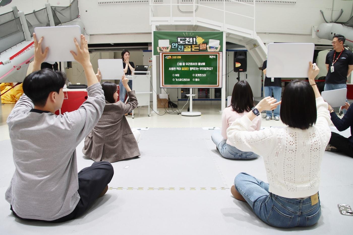 본문 이미지 - 8일 서울 강서구 김포공항 화물청사 티웨이항공 항공훈련센터에서 티웨이항공 임직원들이 2026 전사 안전캠페인 '도전! 안전골든벨'을 진행하고 있다. (티웨이항공 제공)