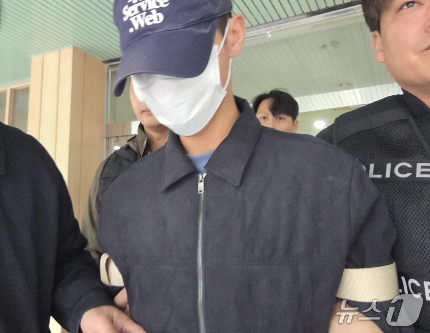 본문 이미지 - 9일 오전 존속살해 등의 혐의를 받는 조재복이 검찰로 구속 송치되고 있다.2026.4.9 ⓒ 뉴스1 이성덕 기자