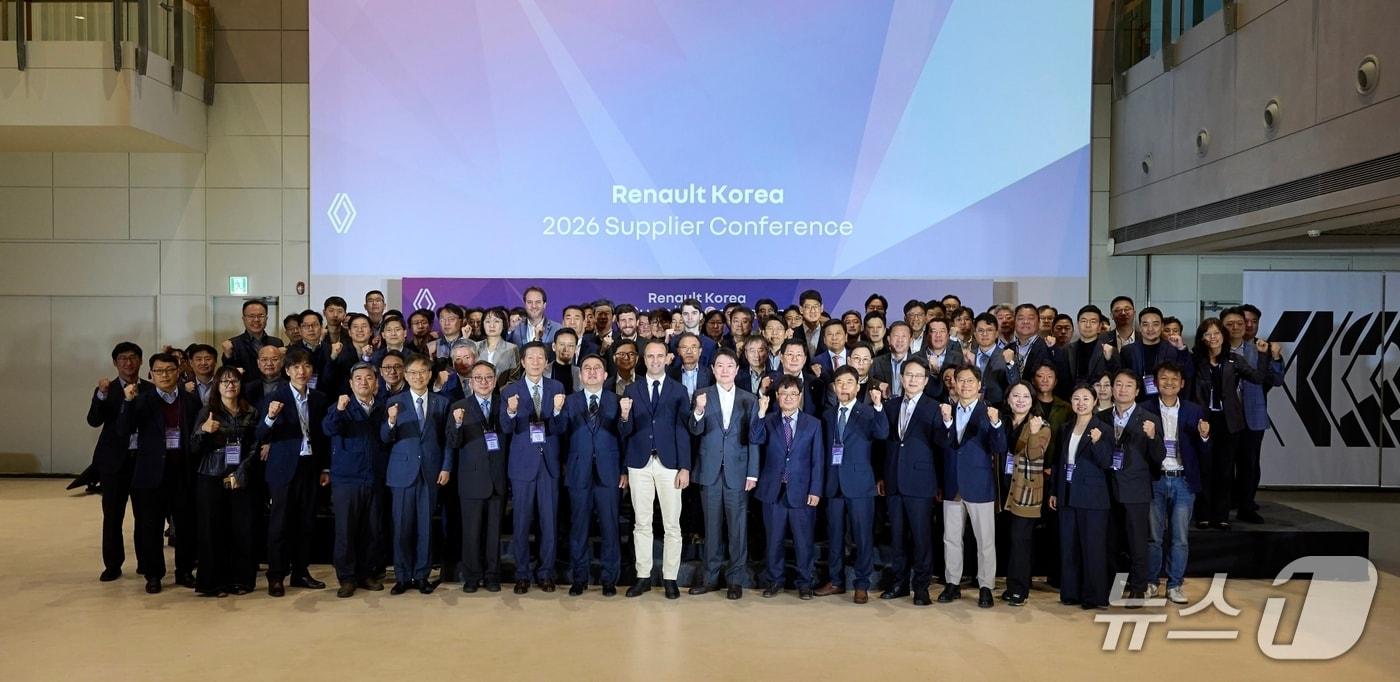 본문 이미지 - 니콜라 파리 르노코리아 사장과 주요 참석자들이 '2026 서플라이어 컨퍼런스'에서 기념 사진을 촬영하고 있다.