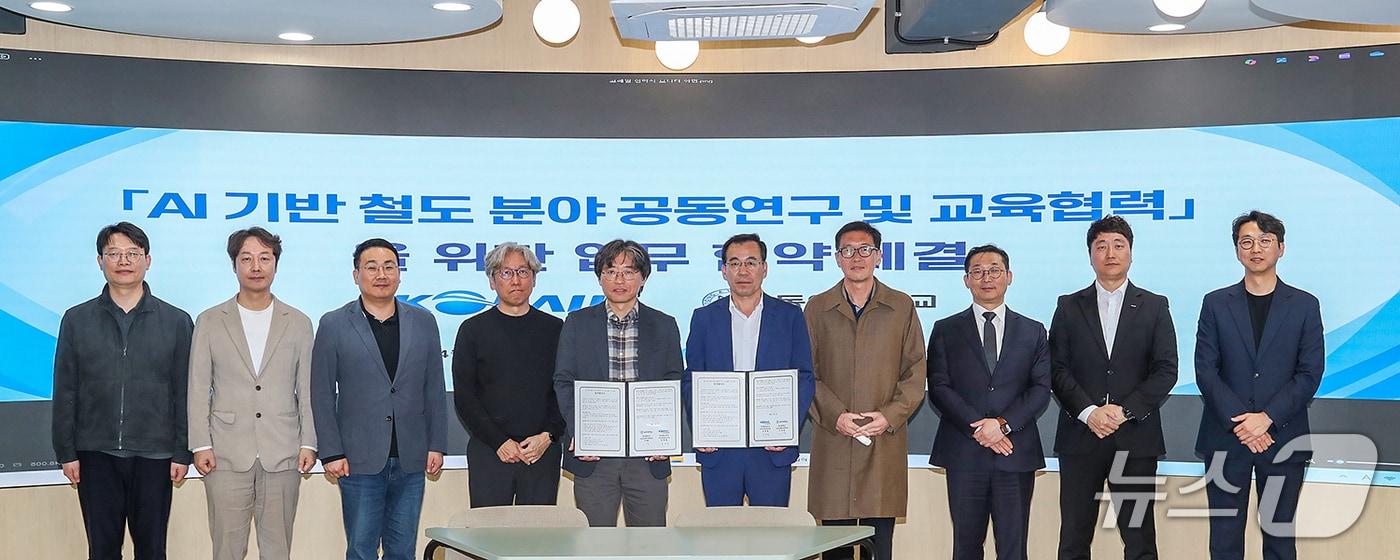 본문 이미지 - 8일 동아대 승학캠퍼스 공과대학 5호관에서 열린 'AI 기반 철도 분야 공동연구 및 교육 협력 업무협약식'에서 이석환 동아대 소프트웨어대학장(왼쪽 다섯 번째)과 손명철 코레일 부산경남본부장(왼쪽 여섯 번째) 등 참석자들이 기념촬영을 하고 있다. (동아대 제공. 재판매 및 DB 금지)