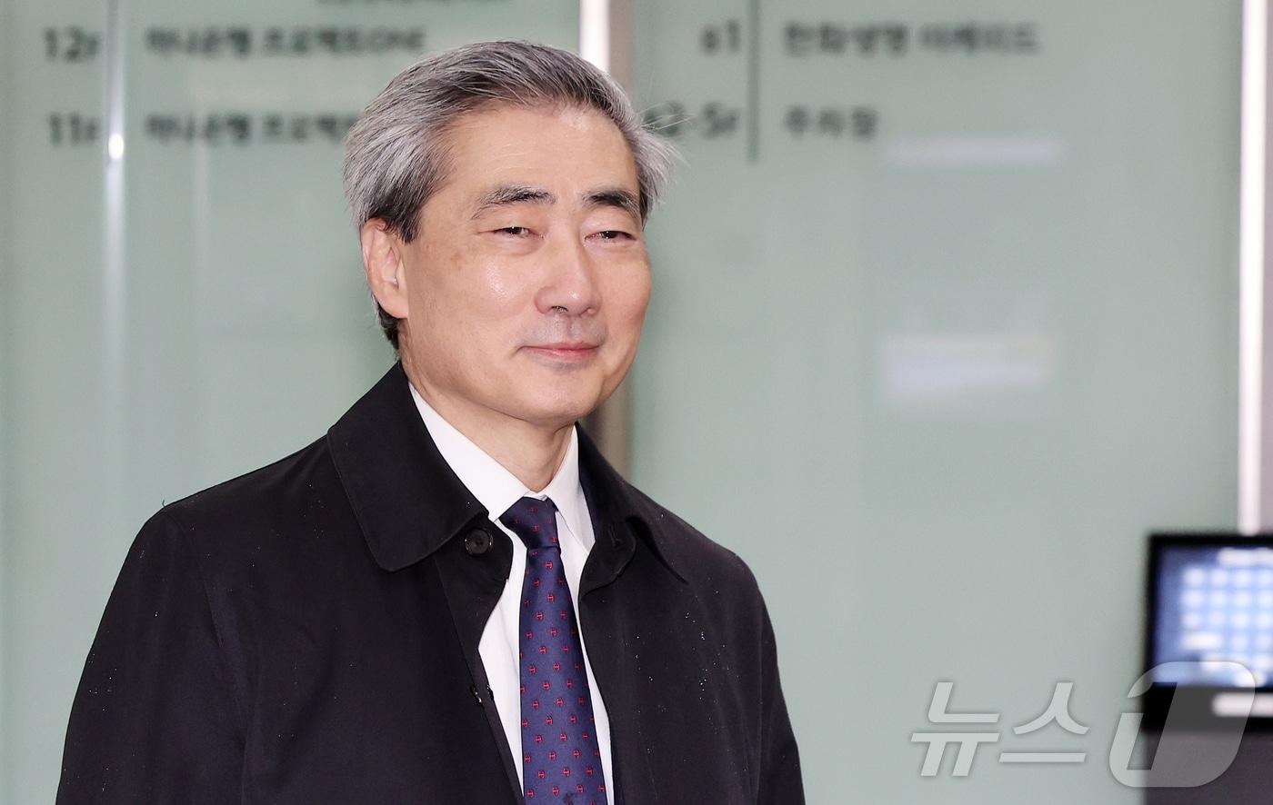 본문 이미지 - 신현송 한국은행 총재 후보자가 서울시 중구 한화금융플라자에 마련된 청문회 준비 사무실로 출근하고 있다. 2026.4.9 ⓒ 뉴스1 김진환 기자