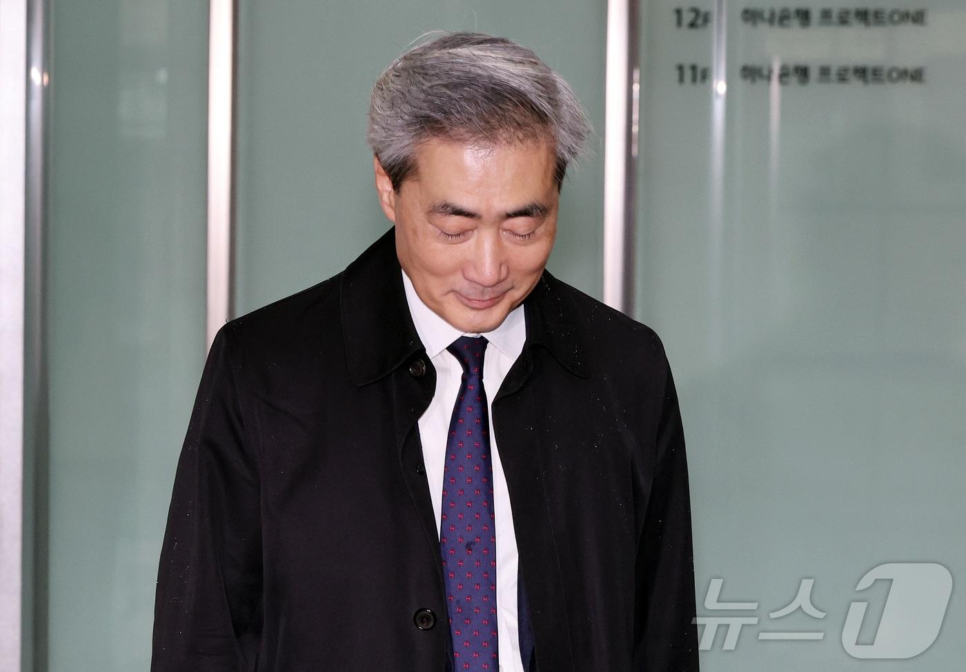 본문 이미지 - 신현송 한국은행 총재 후보자가 9일 오전 서울시 중구 한화금융플라자에 마련된 청문회 준비 사무실로 출근하고 있다. 2026.4.9 ⓒ 뉴스1 김진환 기자