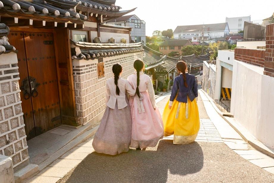 본문 이미지 - 북촌한옥마을을 방문한 외국인 관광객(스카이스캐너 제공)