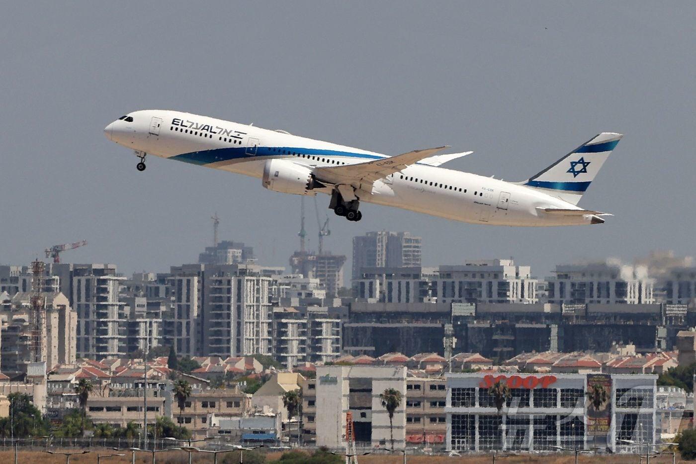 본문 이미지 - 이스라엘 벤구리온 공항에서 이륙하는 엘알 여객기. ⓒ AFP=뉴스1