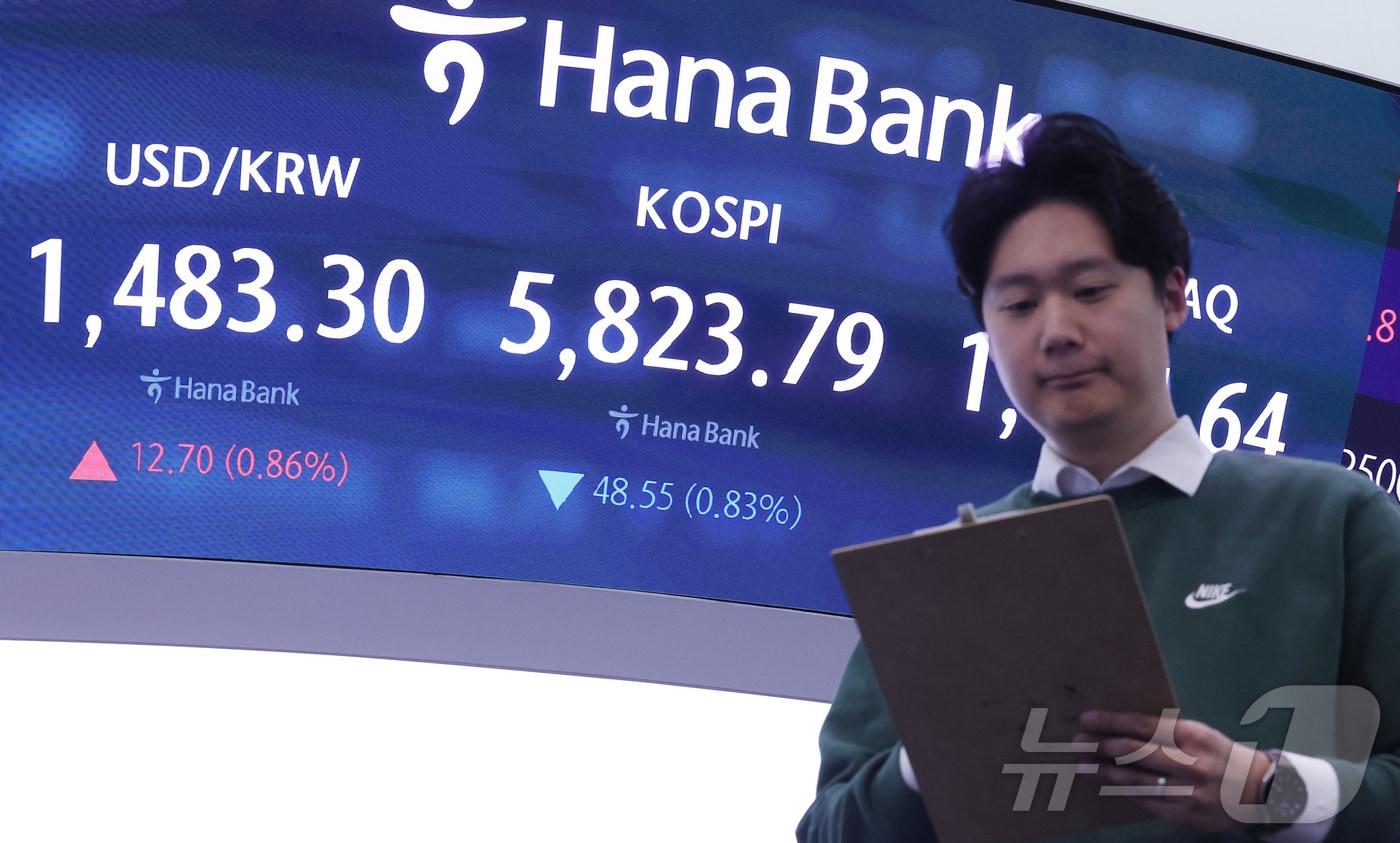 본문 이미지 - 9일 오전 서울 중구 하나은행 본점 딜링룸에 개장 시황이 나오고 있다. 2026.4.9 ⓒ 뉴스1 김성진 기자