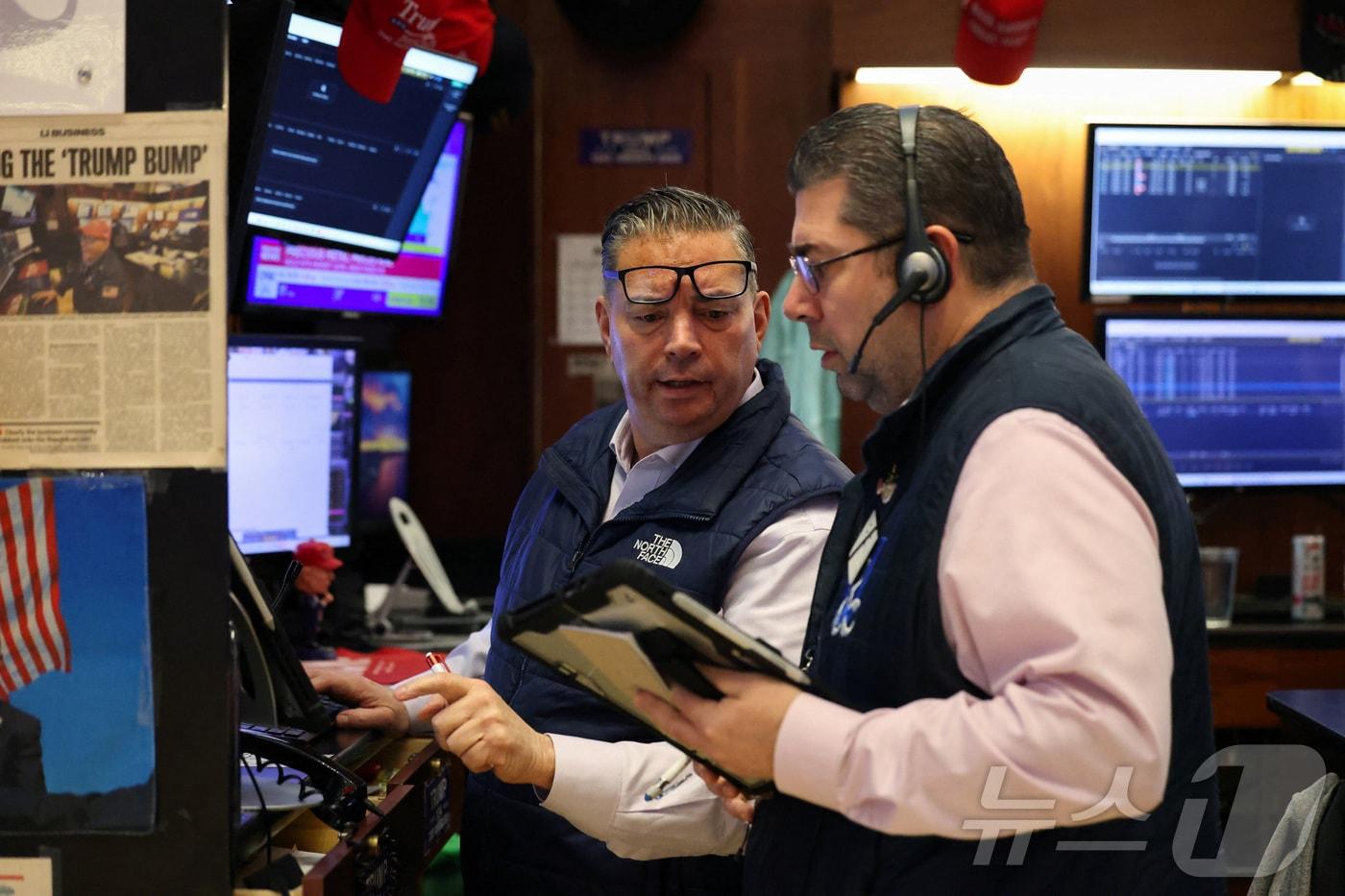 본문 이미지 - 뉴욕증권거래소 트레이더들 ⓒ 로이터=뉴스1