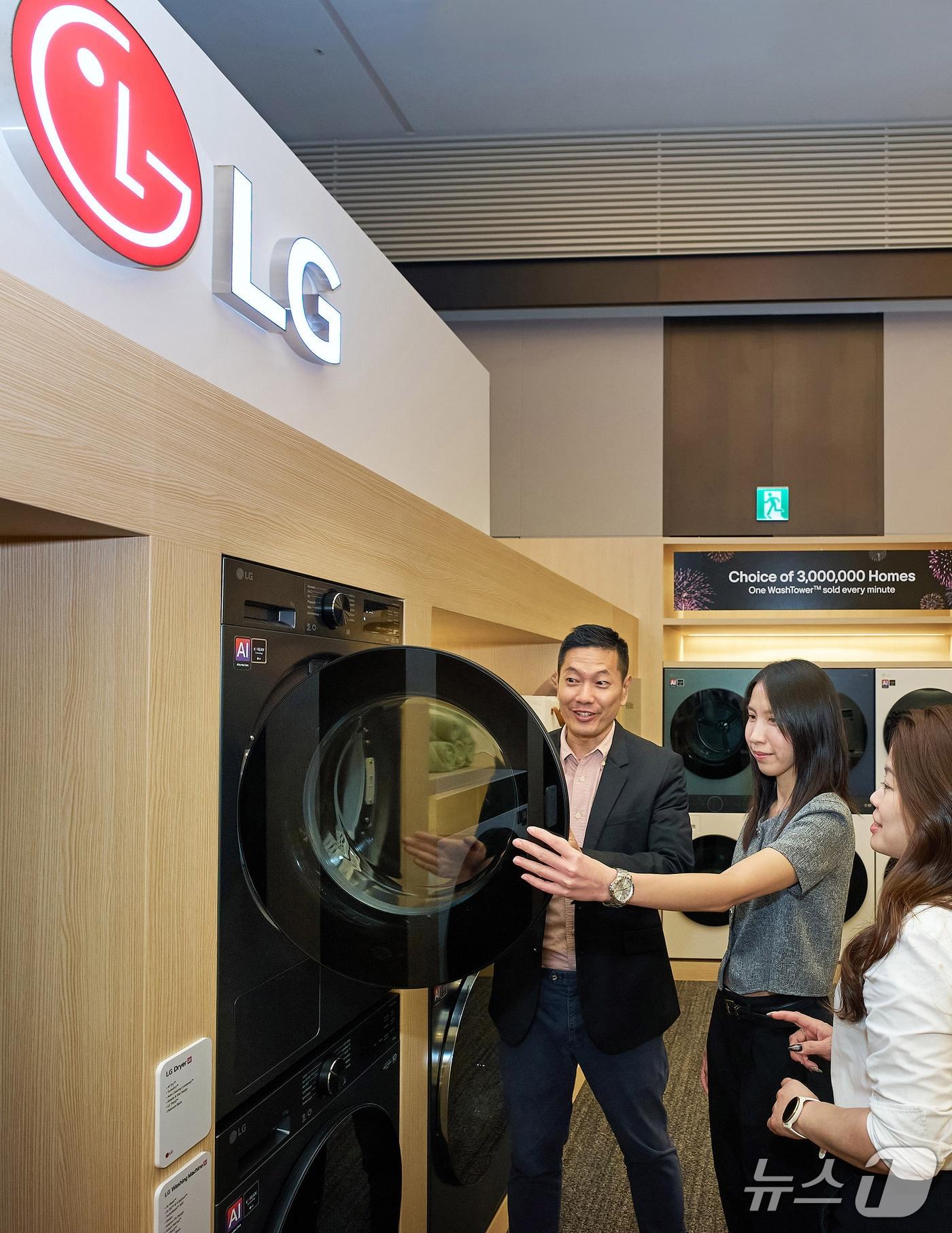 본문 이미지 -  LG전자가 7일부터 나흘간 부산에서 아시아·태평양 지역 20여 개국 주요 유통 거래선과 언론을 초청해 신제품과 사업 전략을 소개하는 ‘LG 이노페스트 2026 아시아태평양(LG InnoFest 2026 APAC)’을 개최하고 있다. 아시아·태평양 가전 유통 거래선 고객이 LG전자의 혁신적인 가전 신제품을 살펴보고 있다. (사진제공 = LG전자)