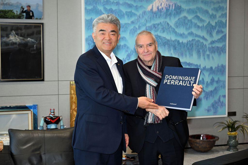 본문 이미지 - 정원주대우건설 회장(왼쪽)과 도미니크 페로 건축가가 8일 면담 후 기념촬영을 하고 있다.(대우건설 제공)뉴스1ⓒ news1