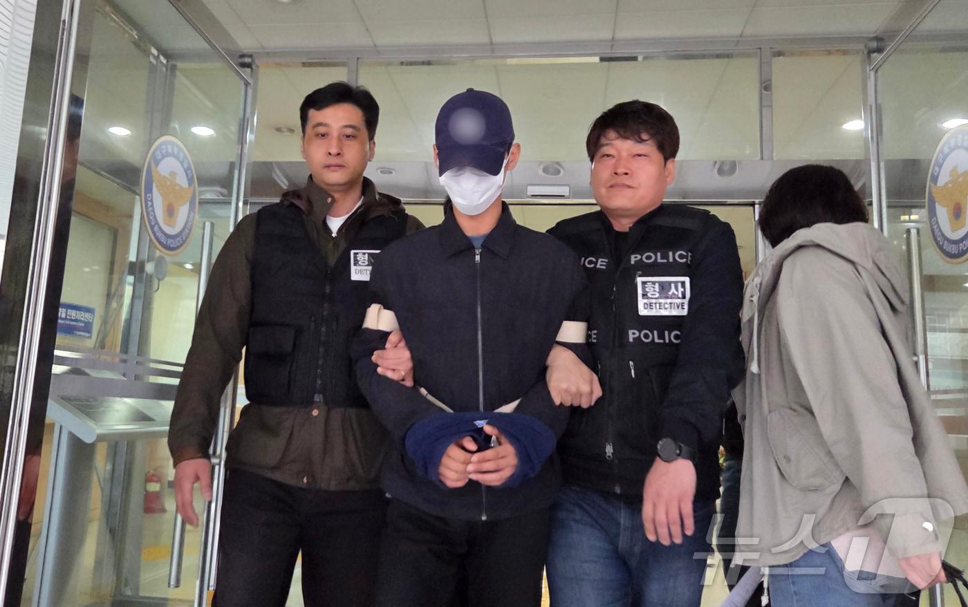 본문 이미지 - 장모를 살해한 후 시신을 여행용가방에 담아 버린 혐의를 받는 조재복이 9일 오전 대구 북부경찰서에서 검찰로 송치되고 있다. 2026.4.9 ⓒ 뉴스1 이성덕 기자