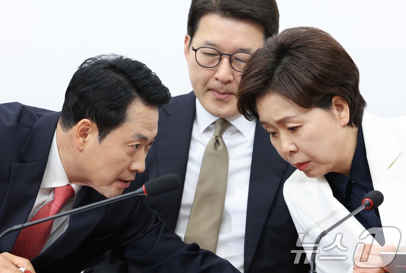 본문 이미지 - 장동혁 국민의힘 대표와 양향자 최고위원이 9일 서울 여의도 국회에서 열린 최고위원회의에서 대화하고 있다. 2026.4.9 ⓒ 뉴스1 신웅수 기자